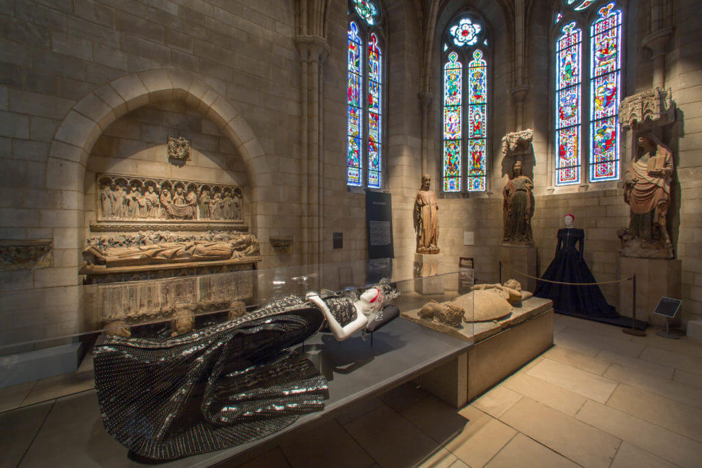 與中世紀藝術對話 大都會博物館展出《天堂般的時尚》