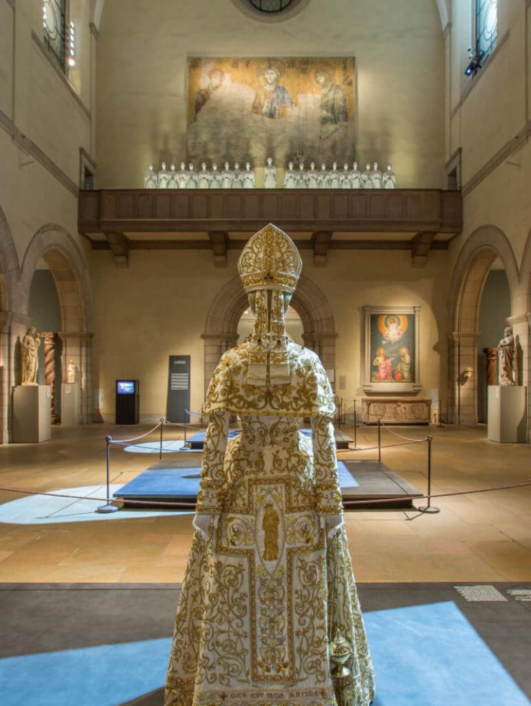 與中世紀藝術對話 大都會博物館展出《天堂般的時尚》