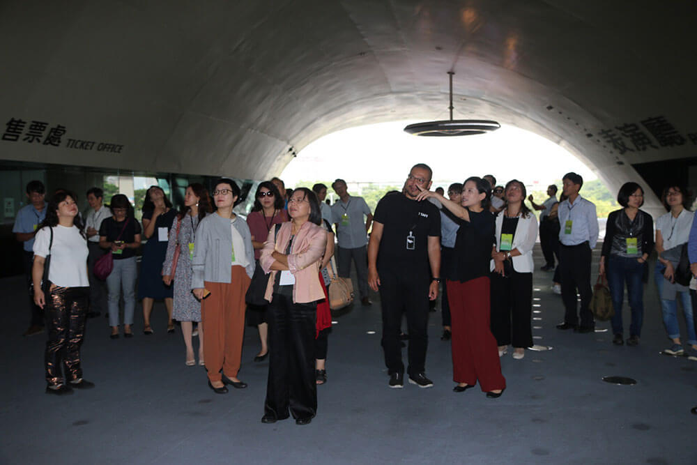 與會人士參與衛武營國家藝術文化中心園區導覽。圖/文化部提供。