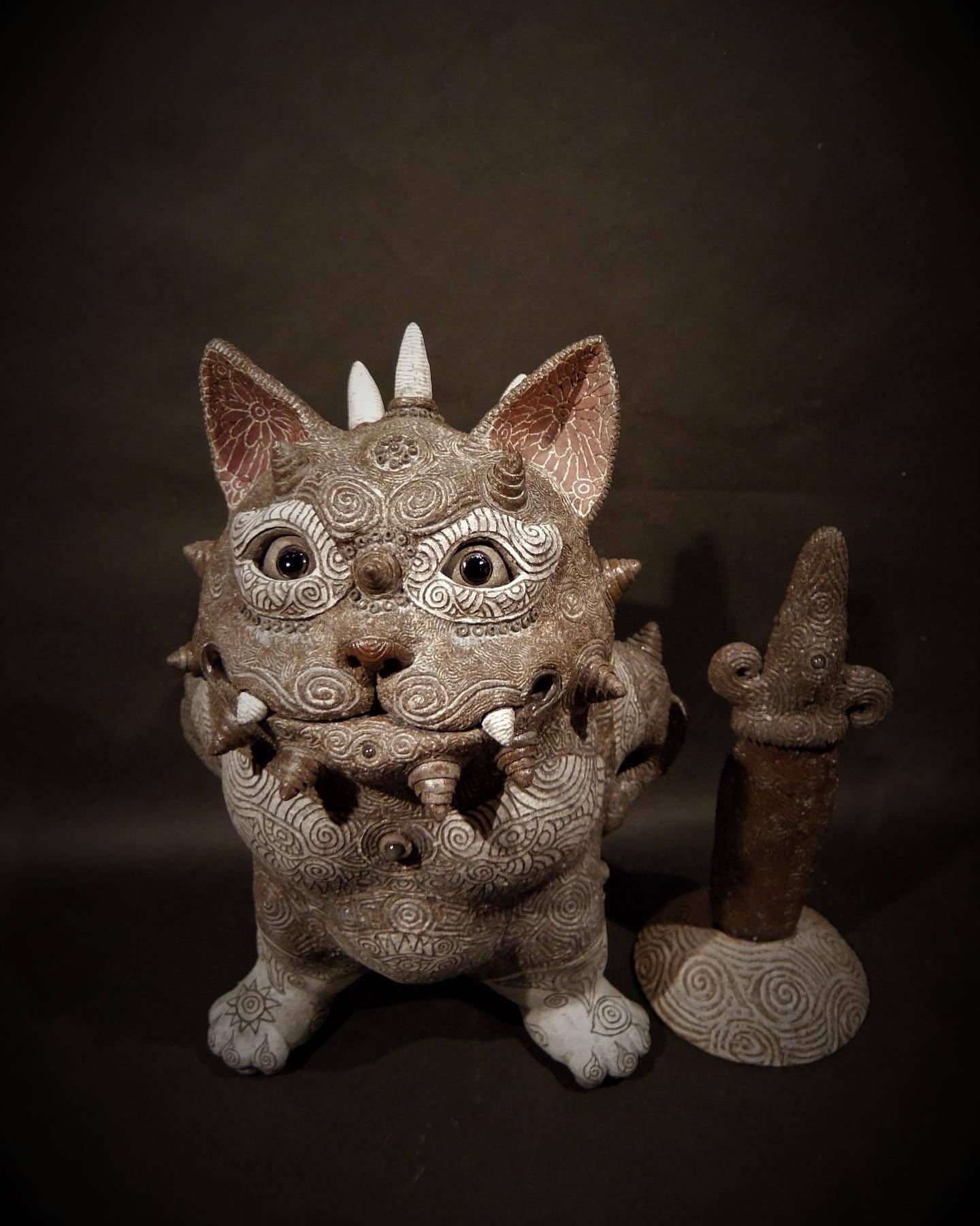 田崎太郎作品−〈大貓神與聖劍〉，2022，38x28x25cm，陶瓷。圖 / 晴山藝術中心提供。