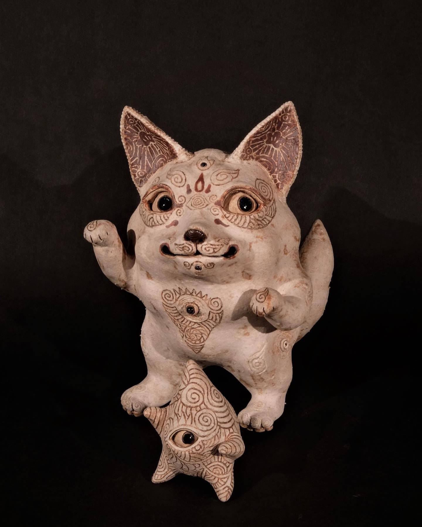 田崎太郎作品－〈跳舞的白狐狸神〉，2022，25x20x24cm，陶瓷。圖 / 晴山藝術中心提供。