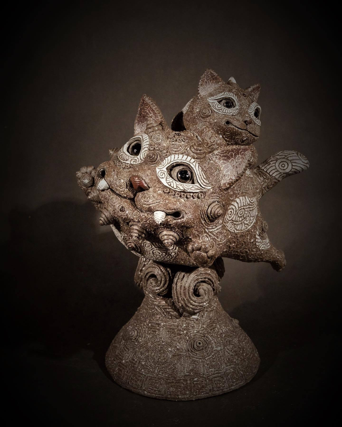 田崎太郎作品－〈空中飛翔的親子貓神〉，2022，35x22x24cm，陶瓷。圖 / 晴山藝術中心提供。
