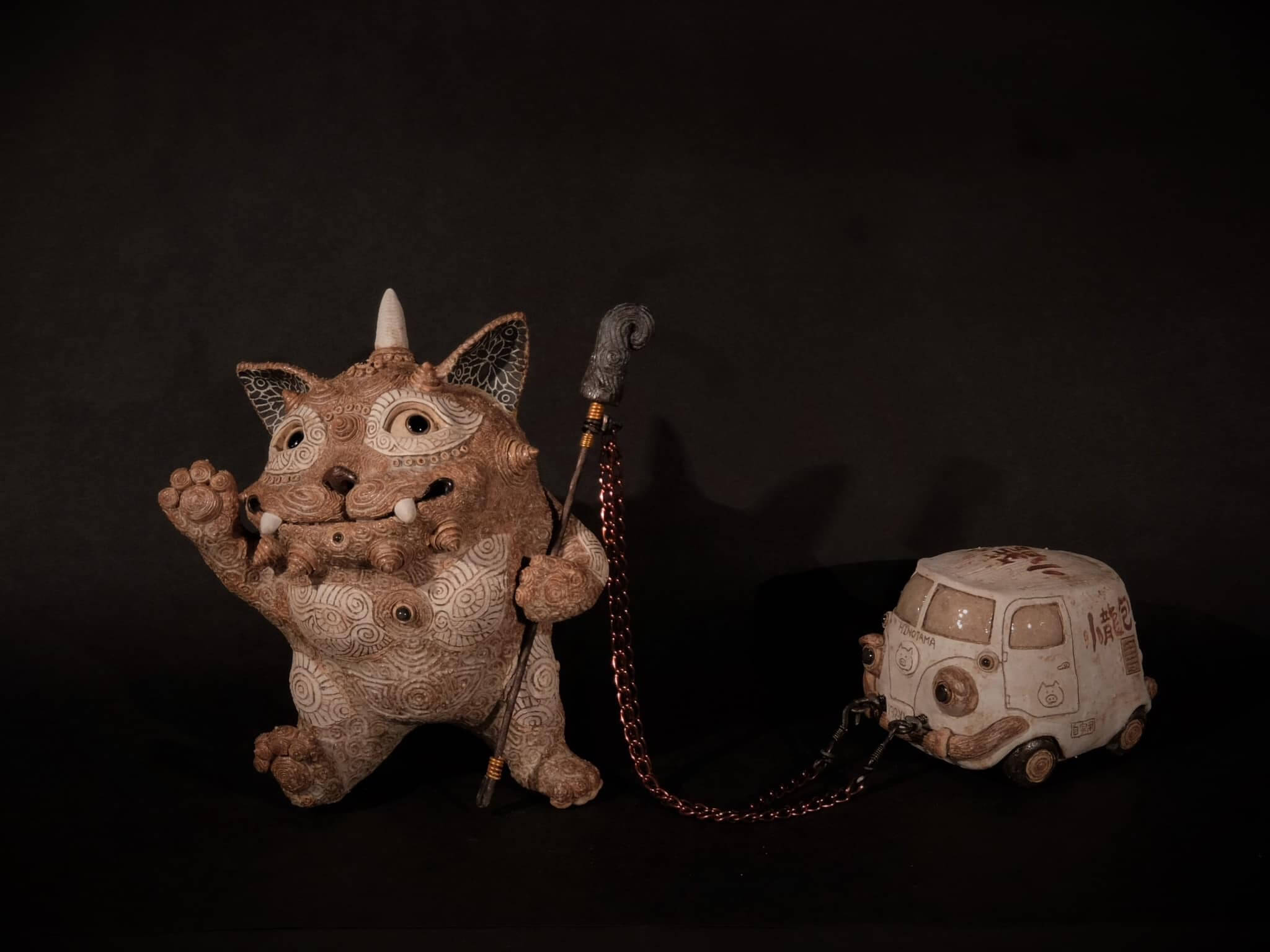田崎太郎作品－〈貓神旅行〉，2022，24x21x20cm，陶瓷。圖 / 晴山藝術中心提供。