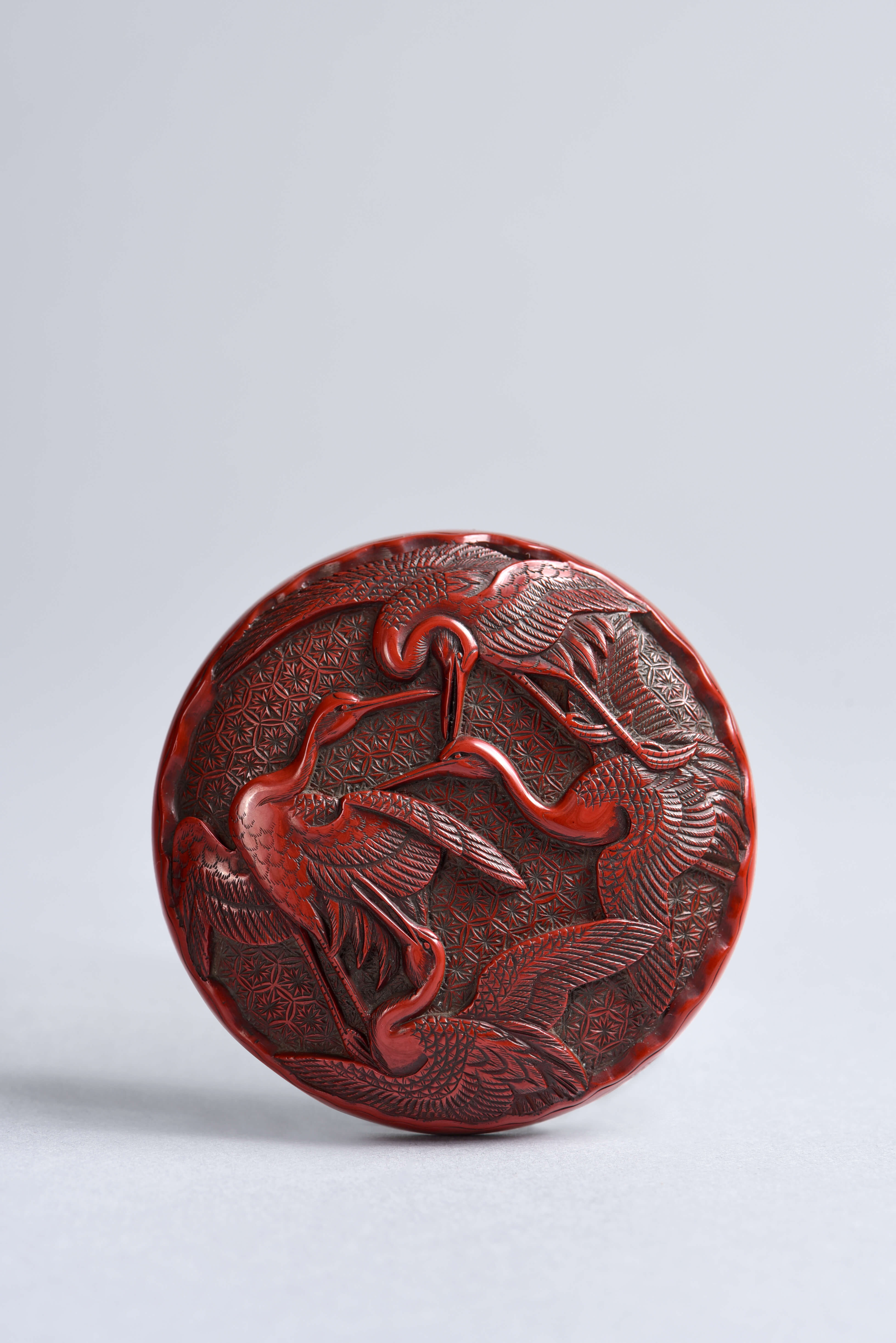 B3-5沐澤古美術 明代 剔紅松鶴長青香盒。圖 / 台北文華藝術博覽會提供。