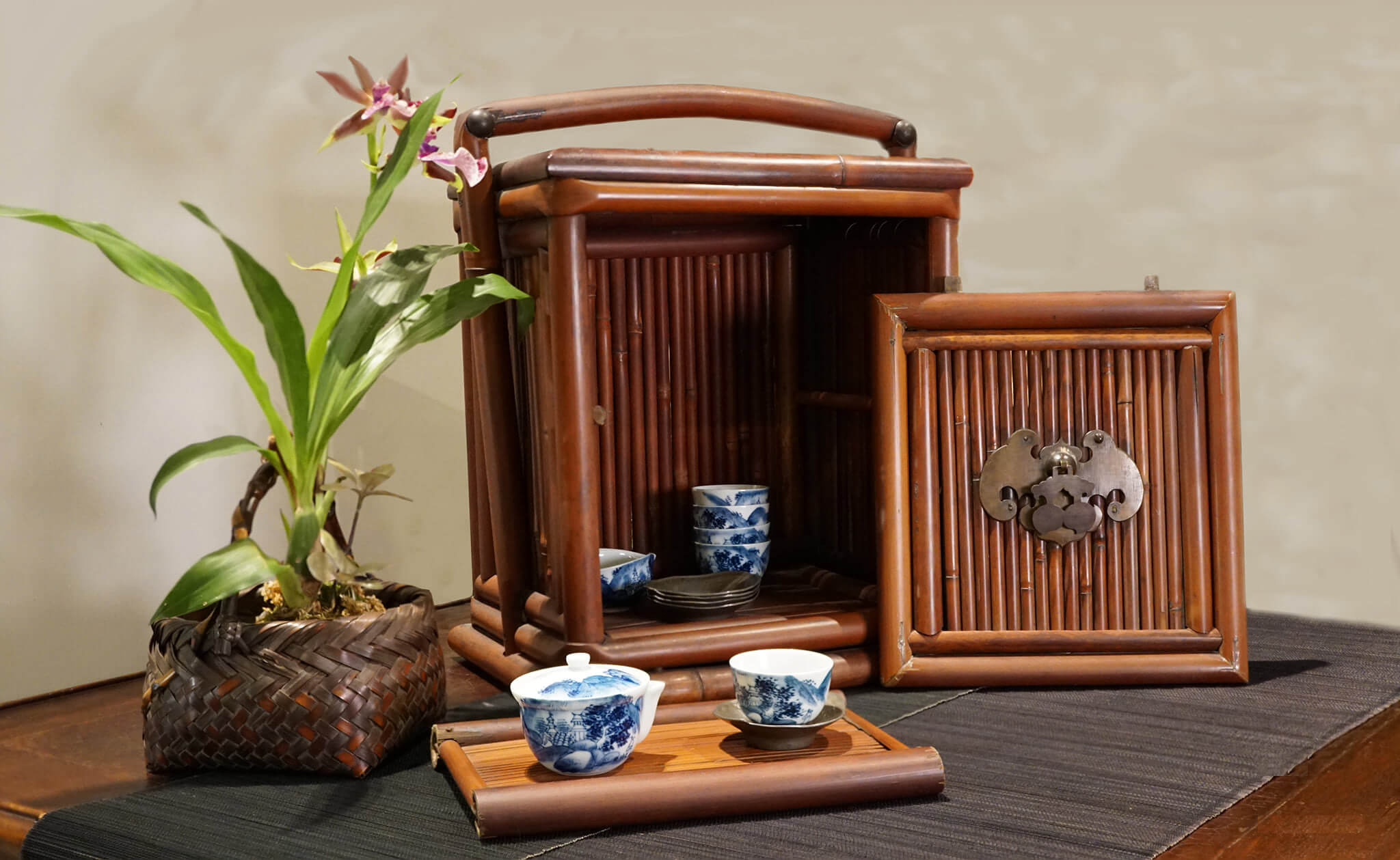 B3-7 一見‧菁桐 福壽雙全如意提樑老茶箱。圖 / 台北文華藝術博覽會提供。