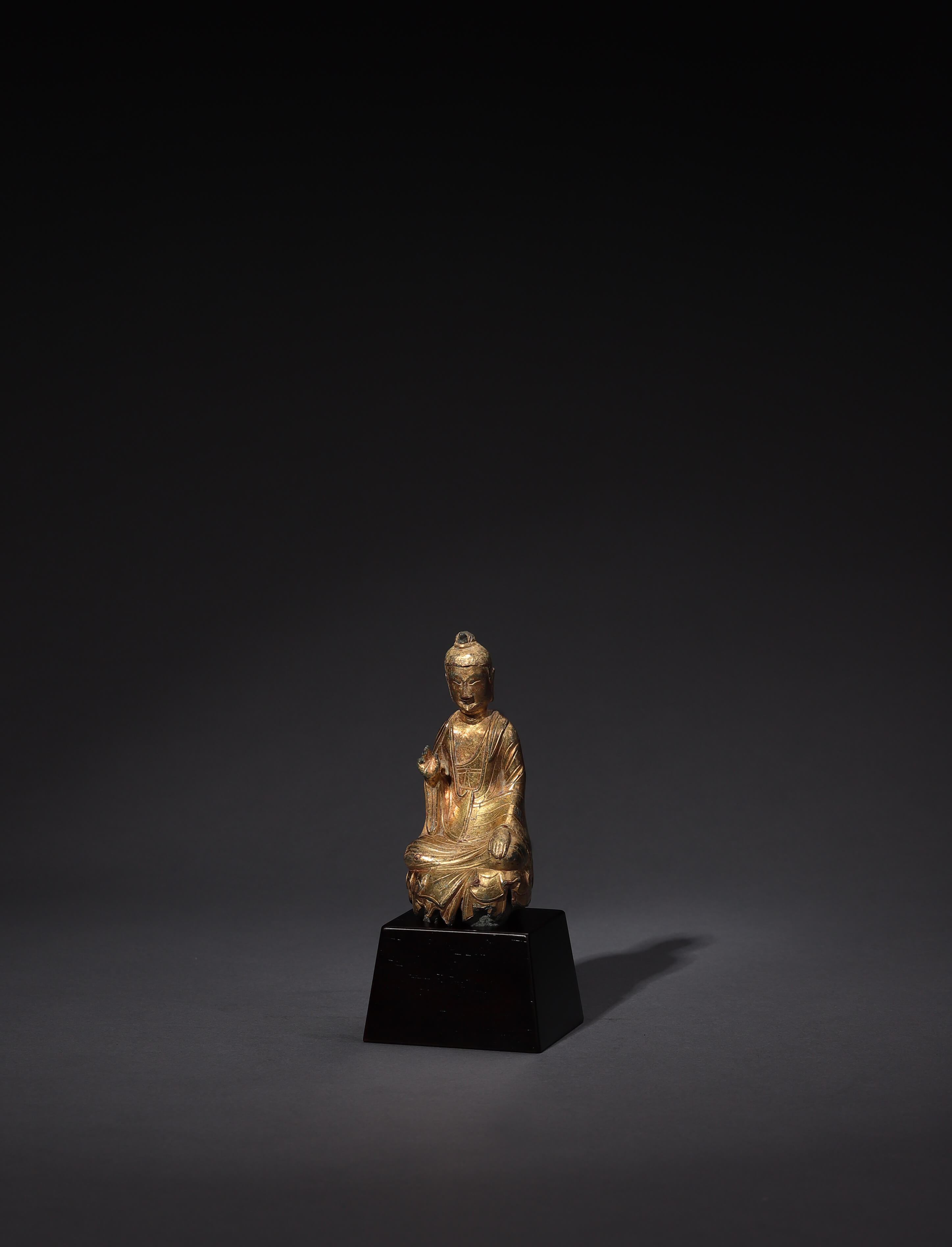 B1-4_味餘書室 鎏金銅釋迦牟尼佛座像。圖 / 台北文華藝術博覽會提供。