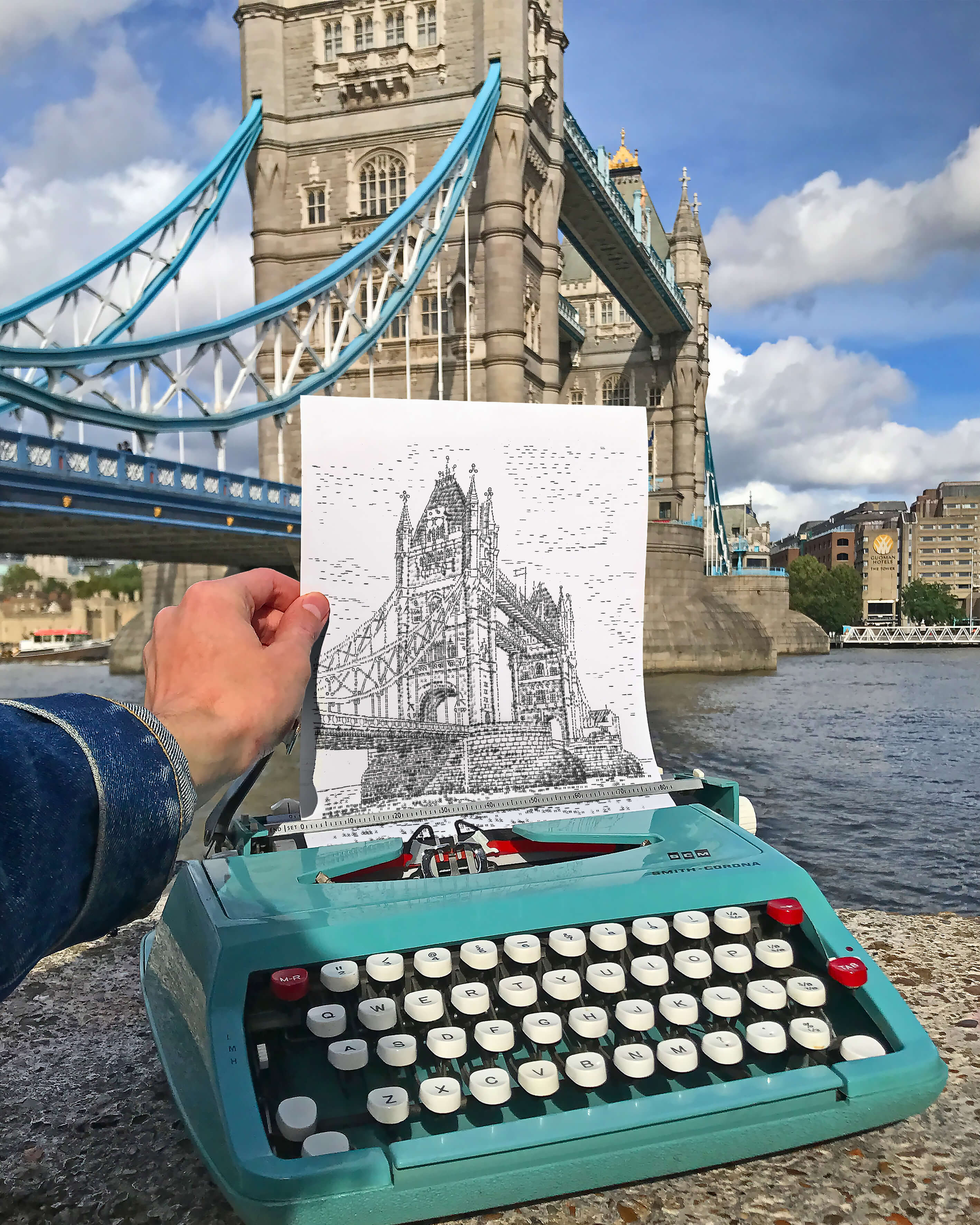 詹姆斯．庫克2021年以打字機創作的作品〈塔橋再現〉。圖 / 詹姆斯．庫克提供