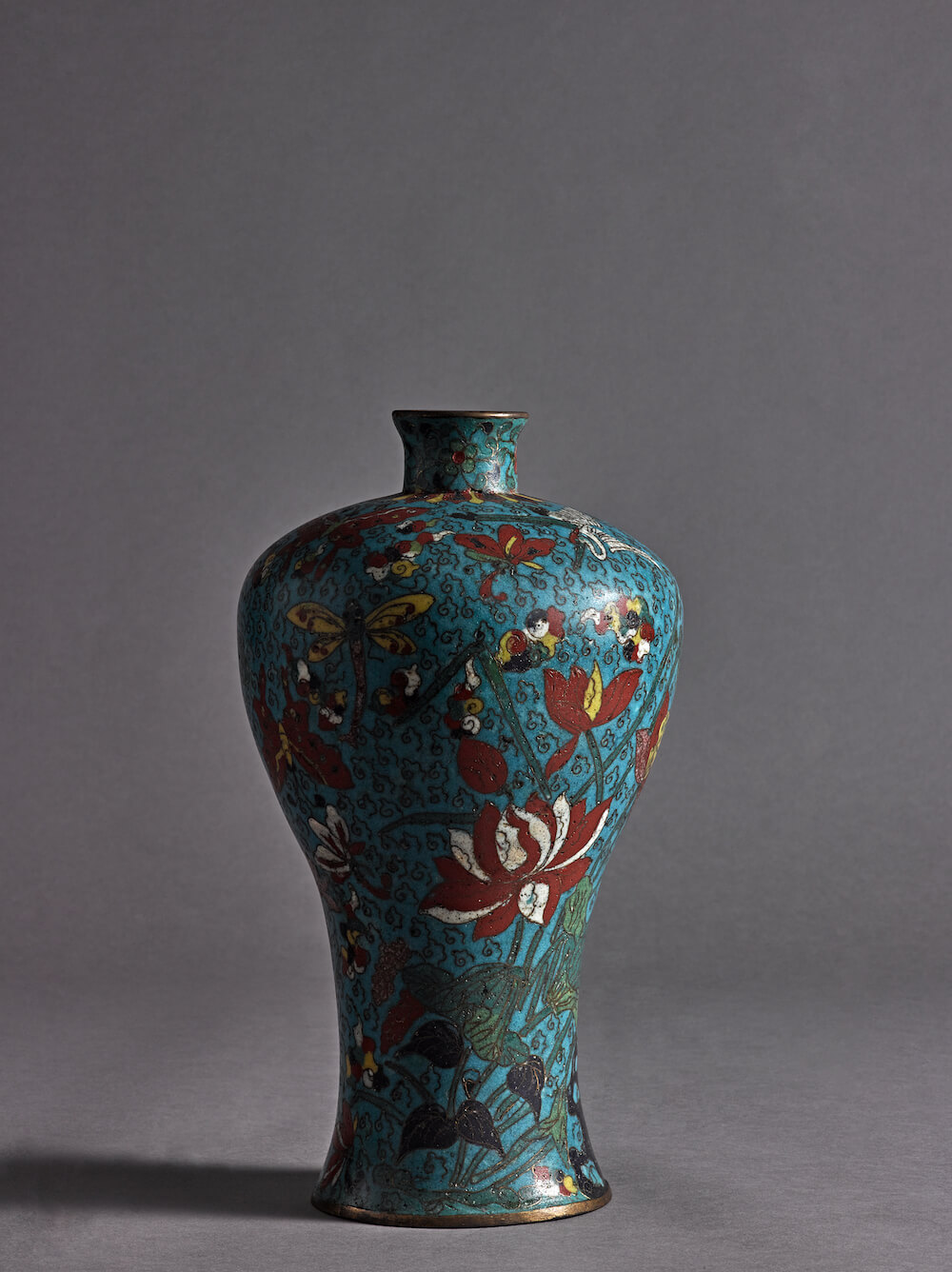 B2-2、3居意古美術＿明 掐絲琺瑯蓮鶴紋梅瓶。圖 / 台北文華藝術博覽會提供