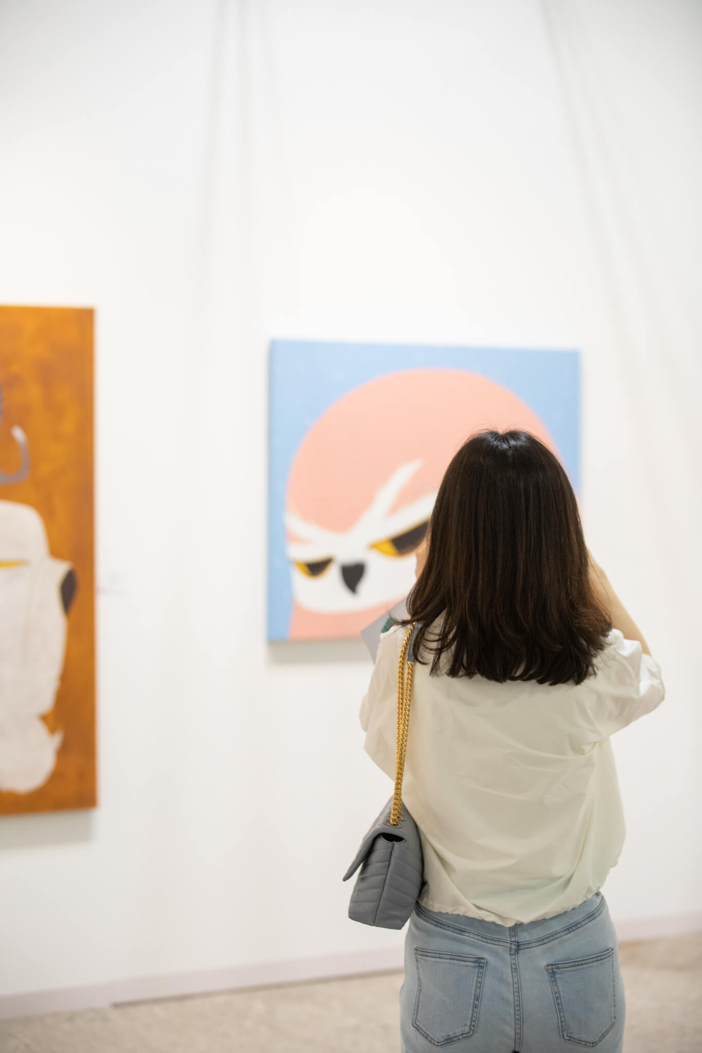 民眾專注欣賞韓忠錫作品 - 琢璞藝術中心展覽現場。圖 / ART SOLO提供