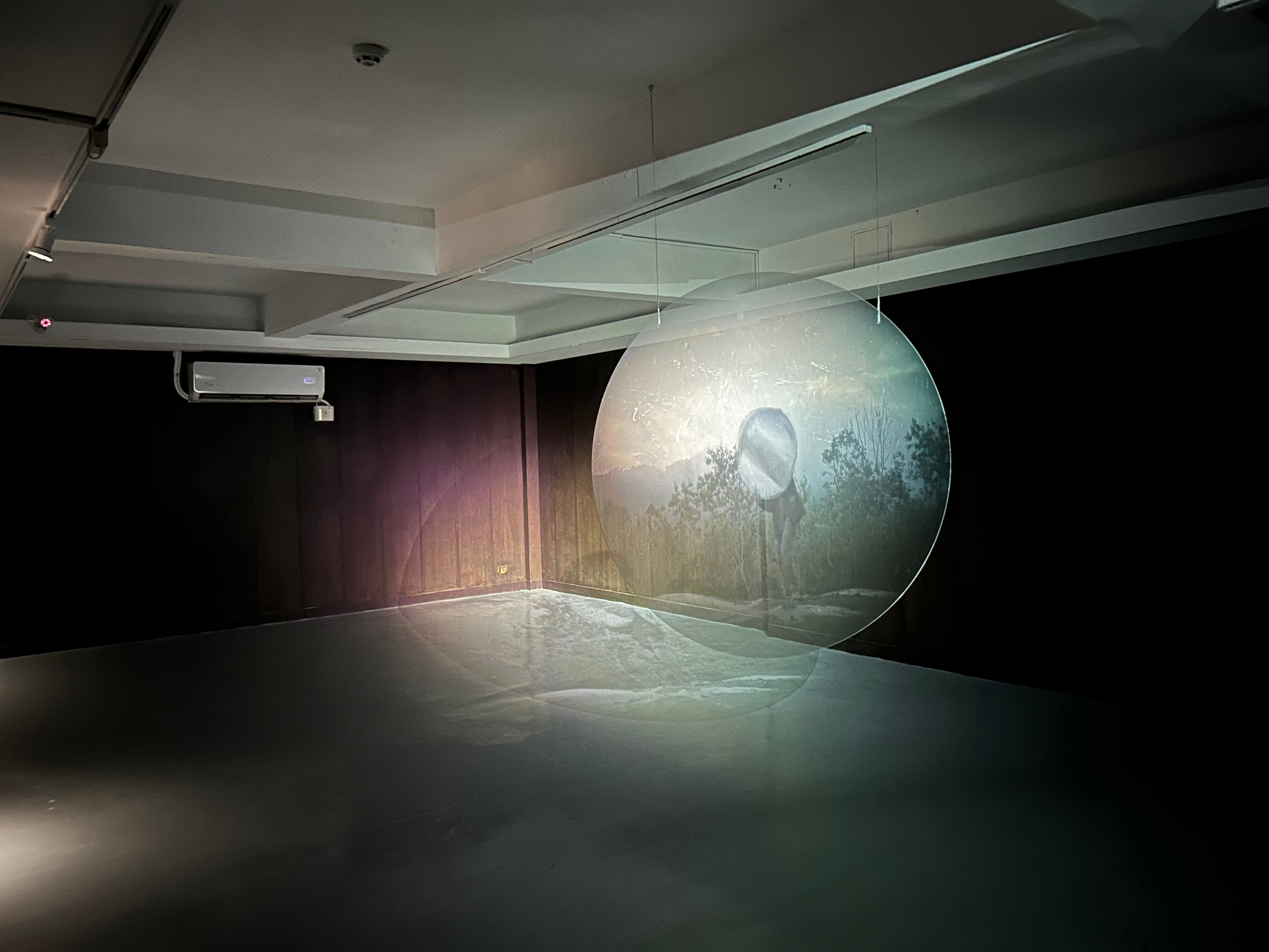 九單藝術實踐空間展場，其中為江紹豪作品〈圓境之上〉。圖 / 非池中藝術網攝影