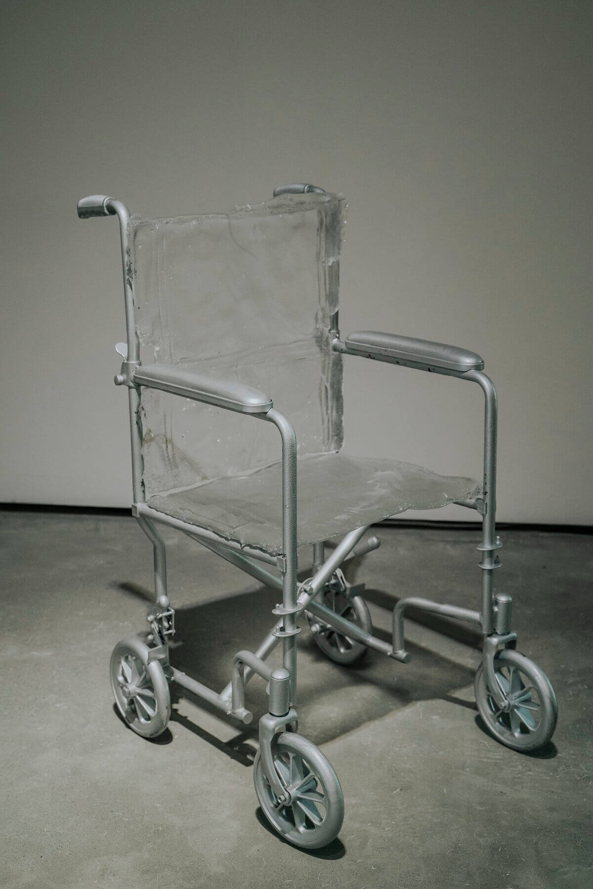 圖說：徐叡平的作品《空椅子》呈現一件輪椅的型態，然而卻將人類身體可以接觸到的地方，轉換為玻璃材質；詮釋一種冰冷、不安穩感、危險的狀態，說明了人和科技之間的關係。圖/臺南市美術館提供