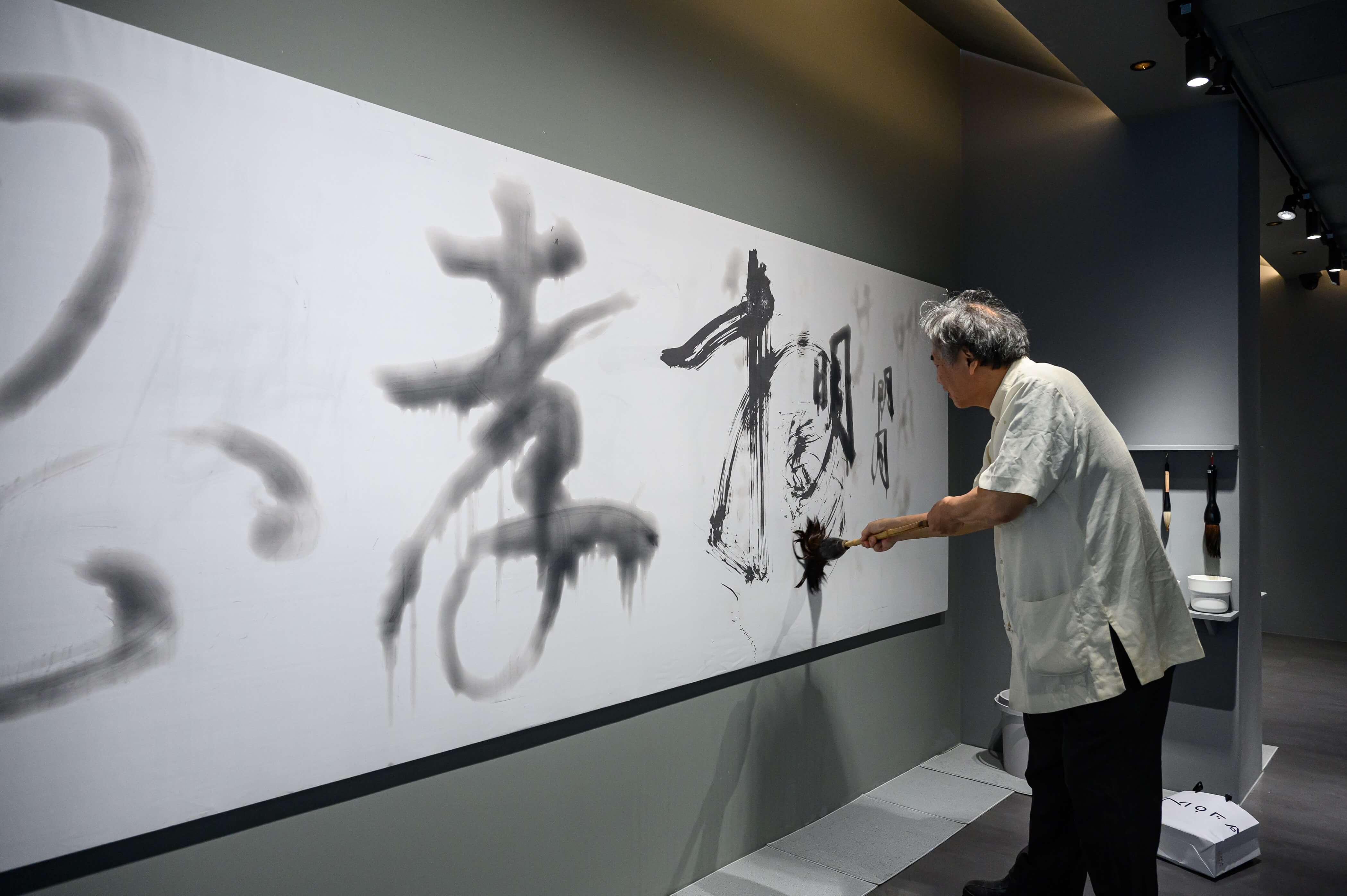參展藝術家陳宏勉於榜書體驗區書寫。攝影／ANPIS FOTO王世邦。圖片提供／桃園市立美術館。