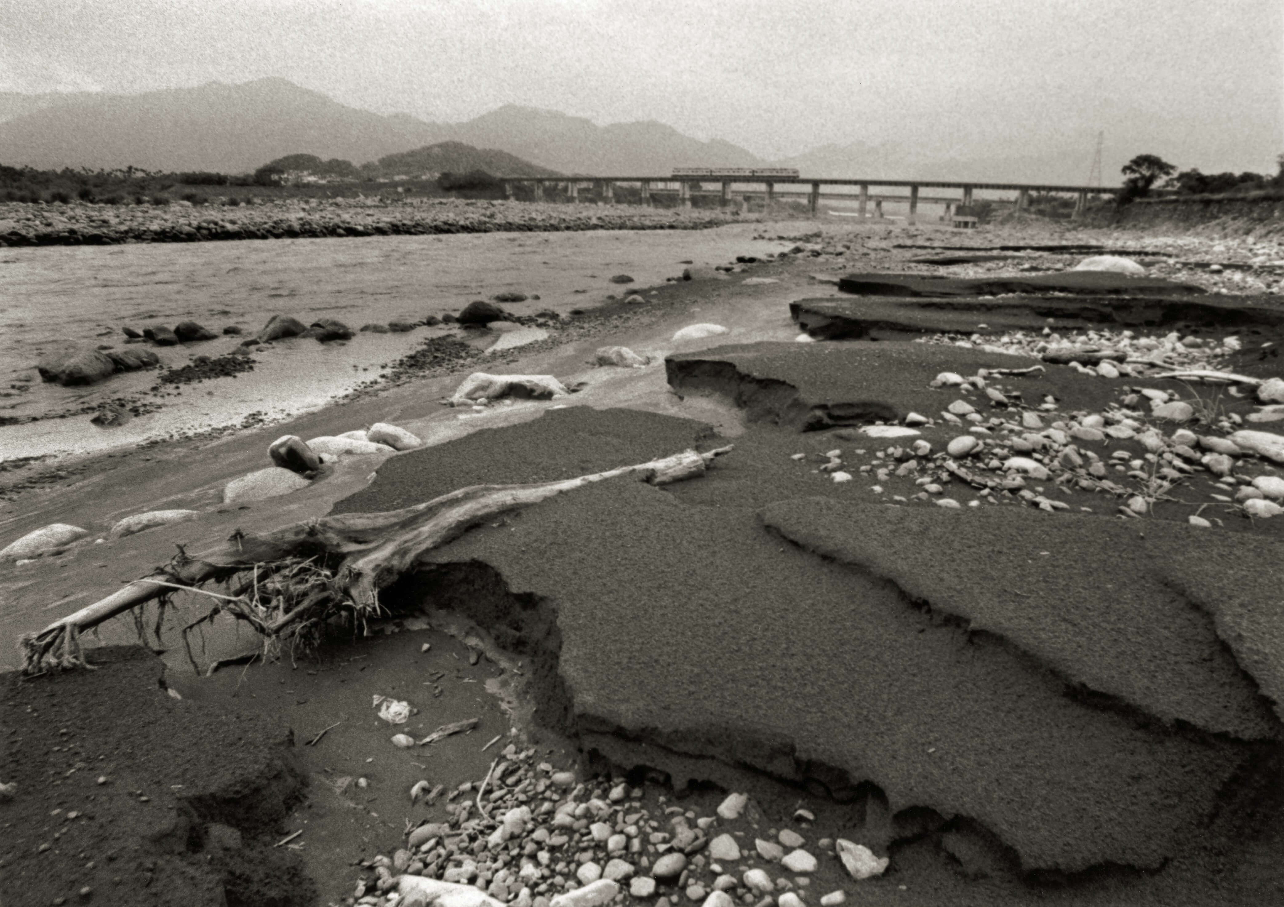 〈生命河壩頭前溪〉，新竹竹東，1995-2000，葉裁攝。