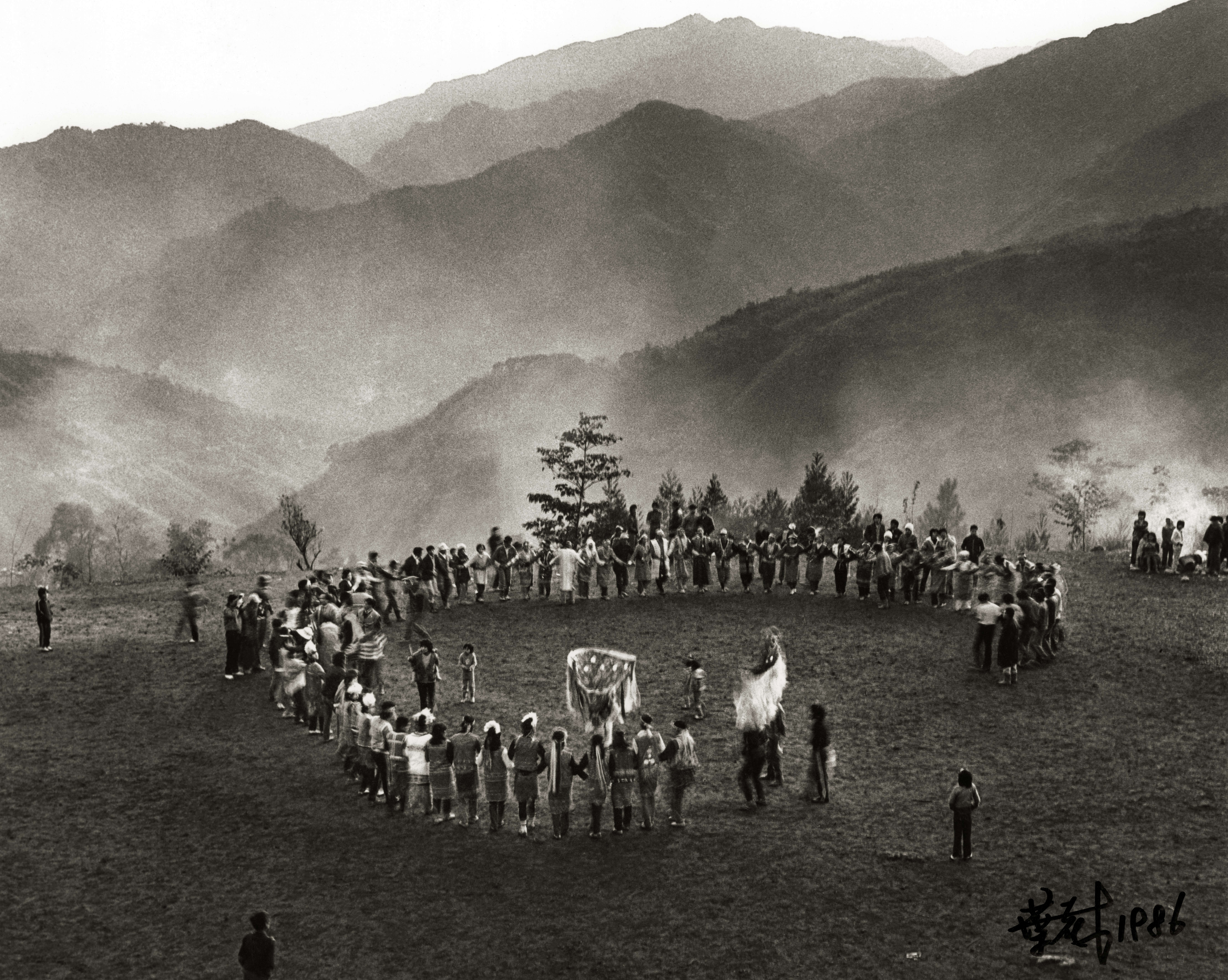 〈矮靈祭〉，新竹五峰，1986，葉裁攝。