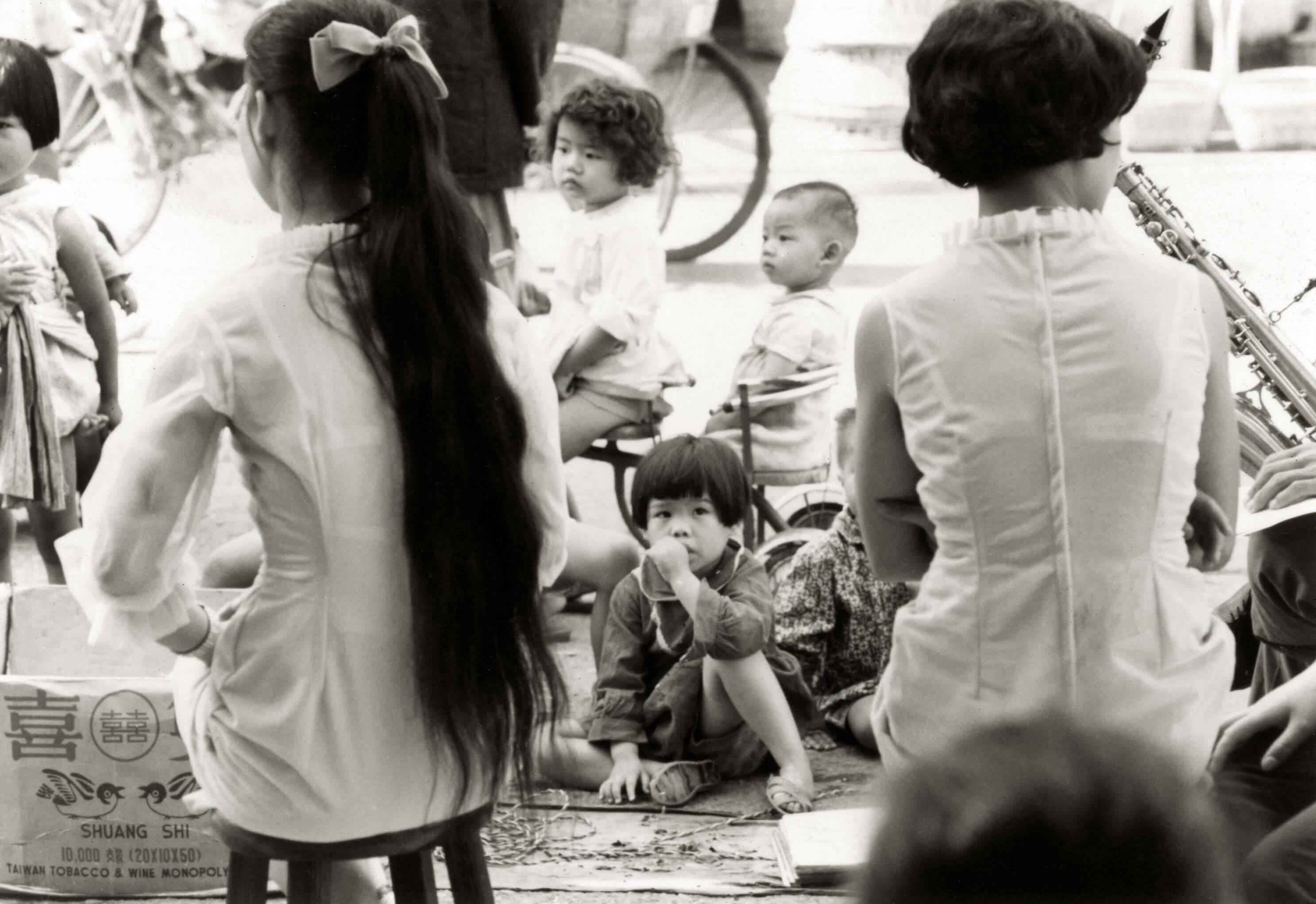 〈坐等看表演〉，新竹竹東，1969，葉裁攝。