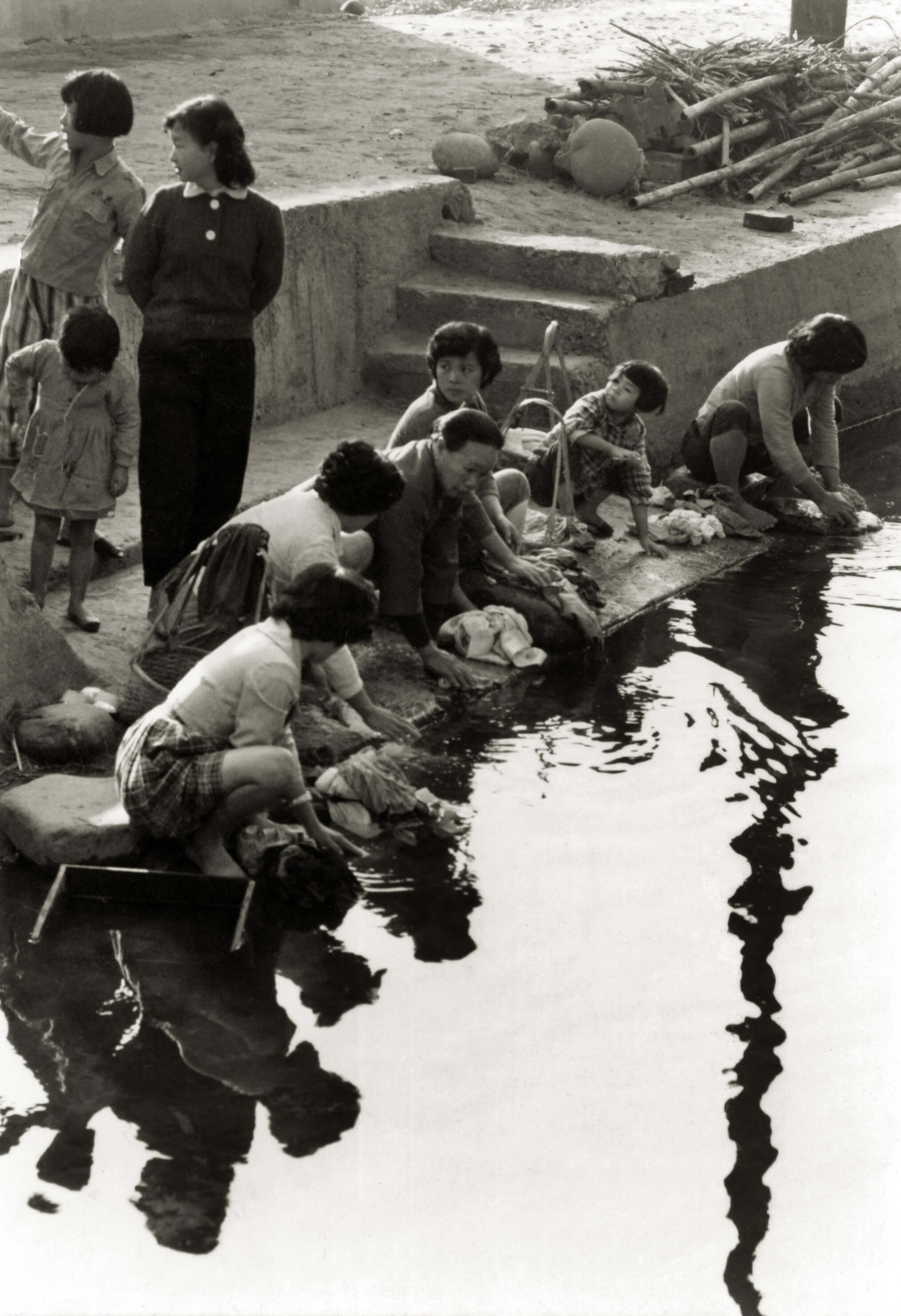 〈洗衫坑〉，新竹竹東，1966，葉裁攝。