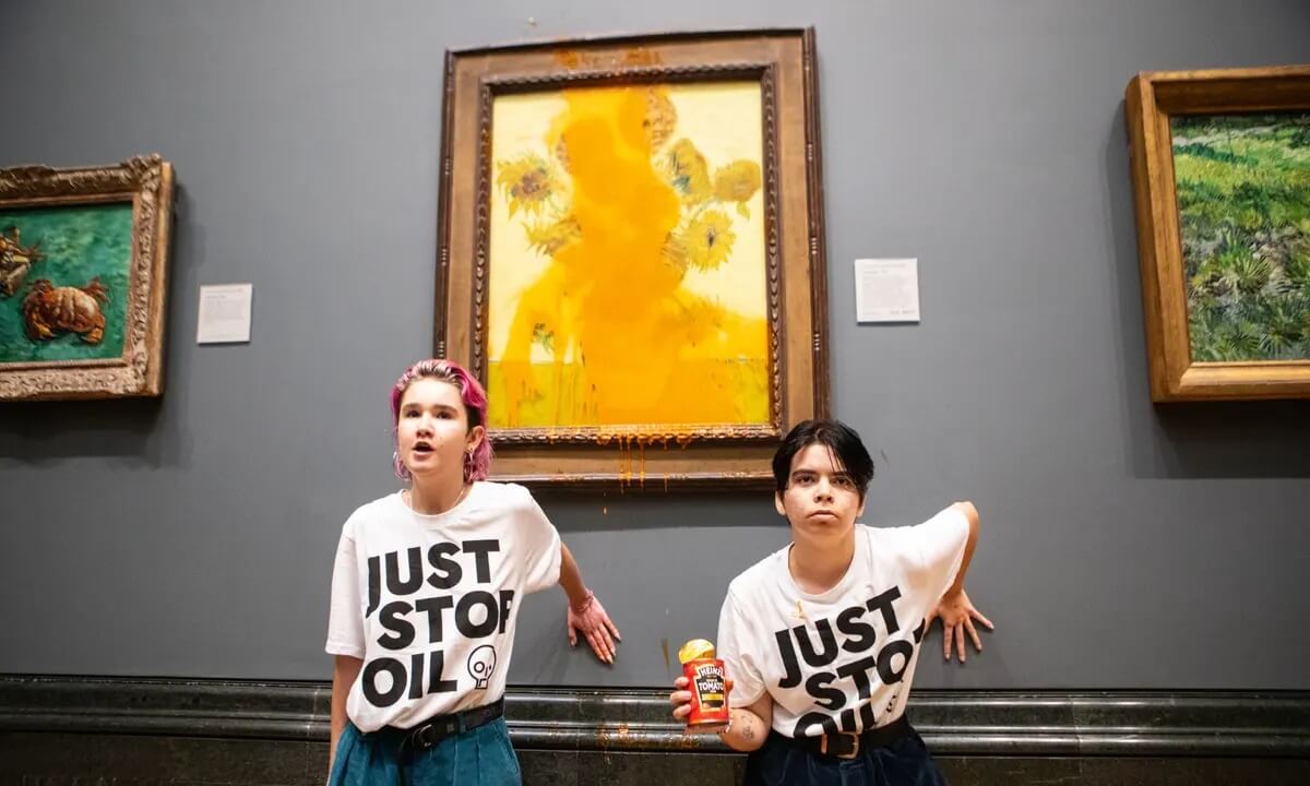 去年，兩位抗議者向英國國家美術館（National Gallery）典藏的梵谷畫作潑灑罐頭湯汁。因作品有加覆保護玻璃而展示，故其行動並未對畫作本身造成任何損害。Photograph: Antonio Olmos / © The Guardian