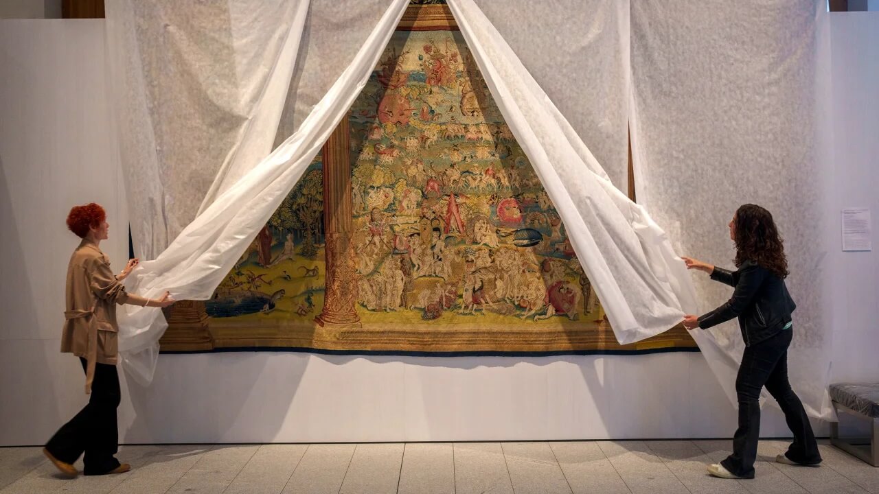 皇家收藏博物館將展出眾多過去王室珍藏的豐富藝術品，包含以波希〈人間樂園〉為題材的掛毯。圖 / CNN