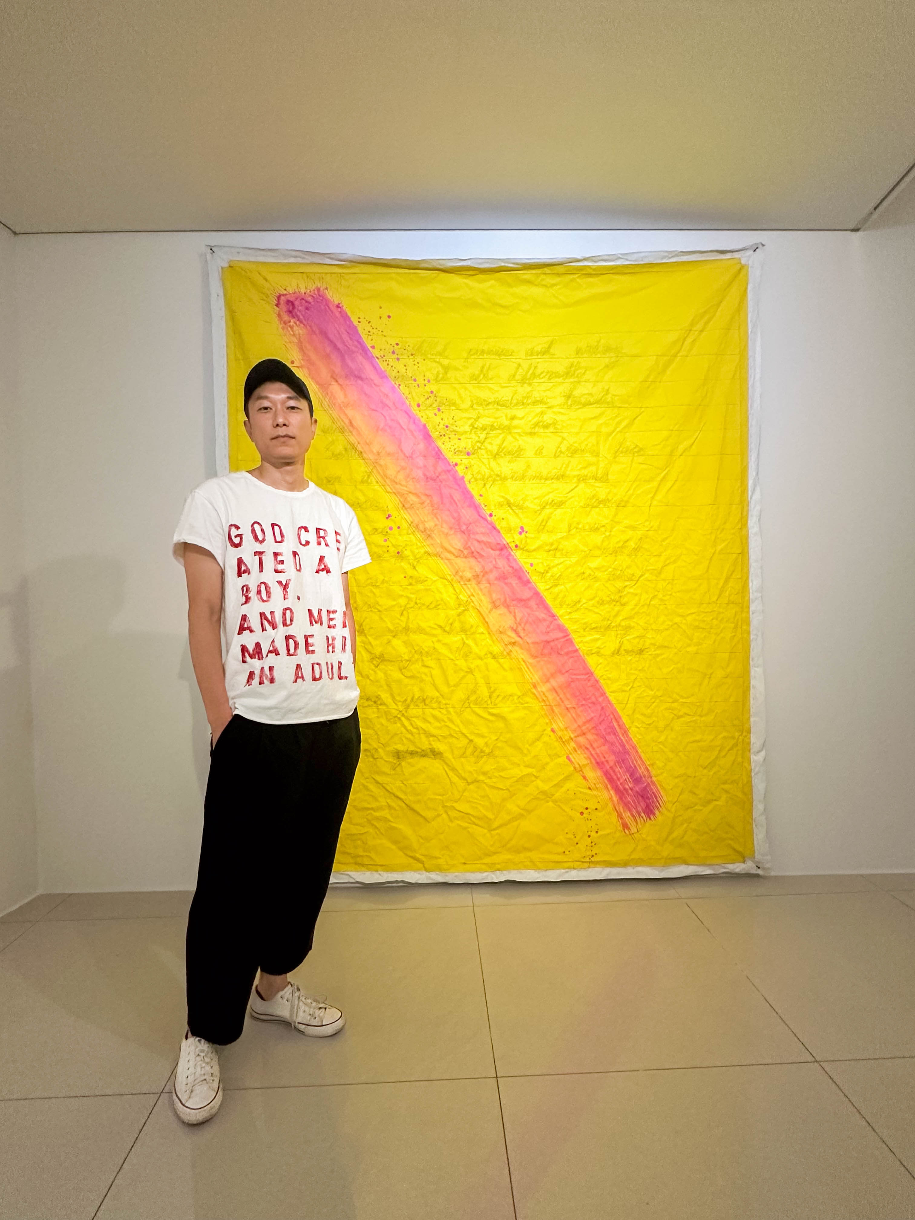韓國藝術家金兌洙（Tez KIM）和其作品〈Likely story〉。