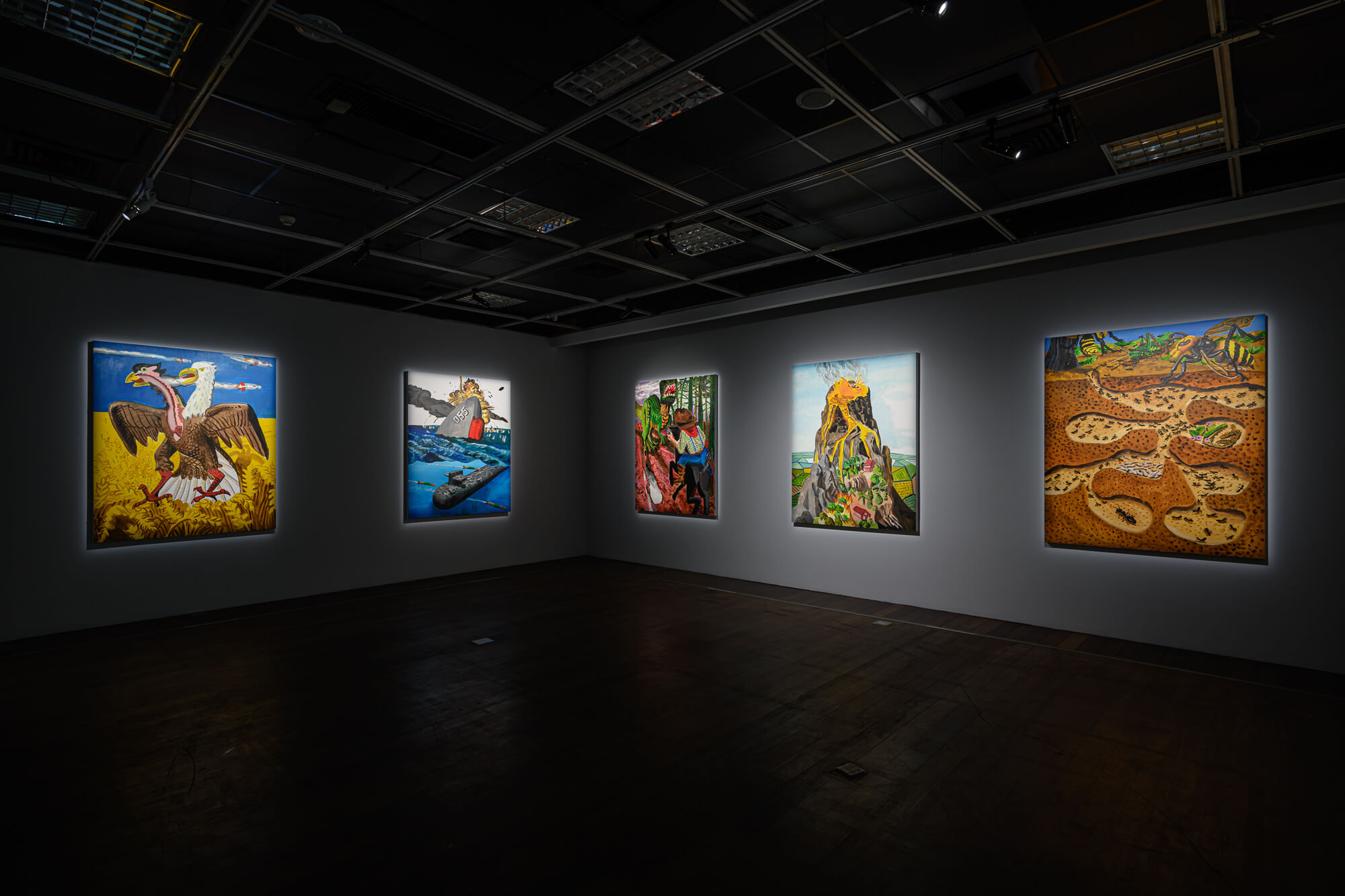 展覽現場_楊立 YANG Lee《小亂局》系列、《大確幸》系列。攝影 / ANPIS FOTO 王世邦，圖 / 台北當代藝術館提供。
