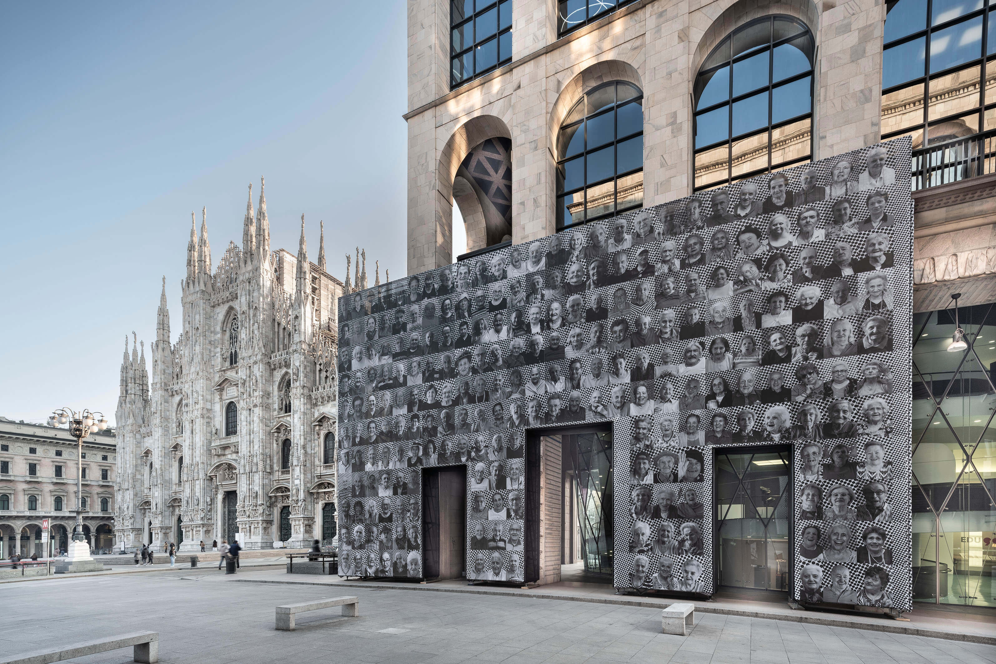 JR 擅長使用大型黑白肖像，轉化成藝術作品，張貼在城市地標與公共場所，表現對於人、社區與社會的關注。圖／Photographed by Cosmo Laera  Milan, Italy, 2023。www.insideoutproject.net