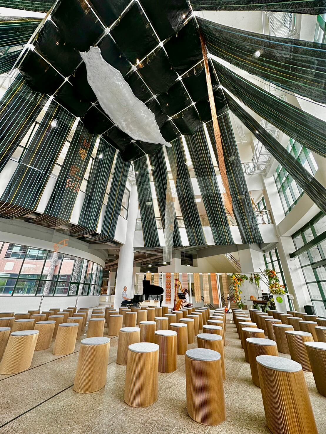 臺中纖維工藝博物館大廳天頂空間，正設置由策展人顏名宏所創作的〈臺灣雲〉裝置作品。圖 / 藝術與開放空間研究室提供
