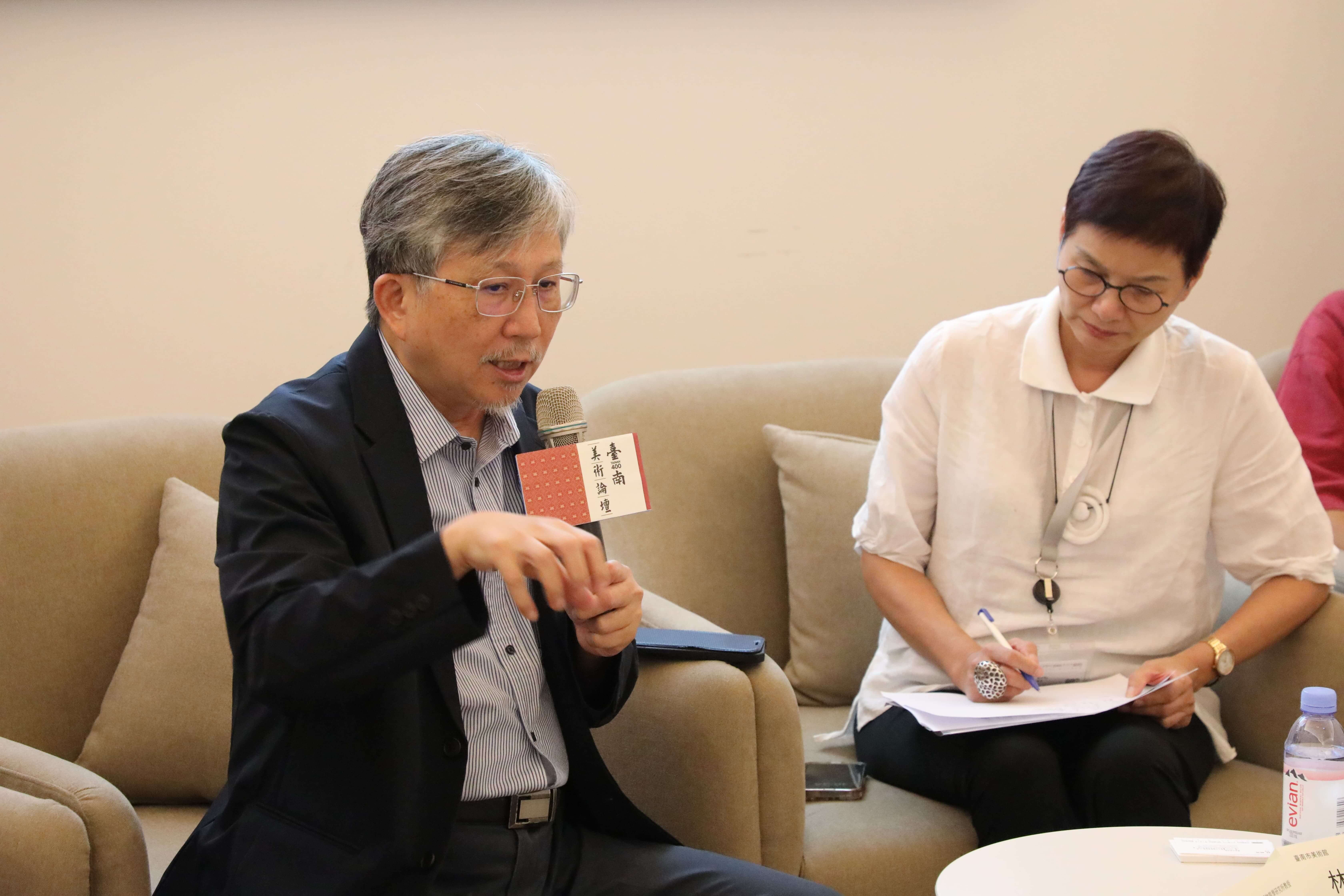 南美館舉辦的「臺南美術400+」論壇由廖仁義教授擔任論壇主持人。（南美館提供）