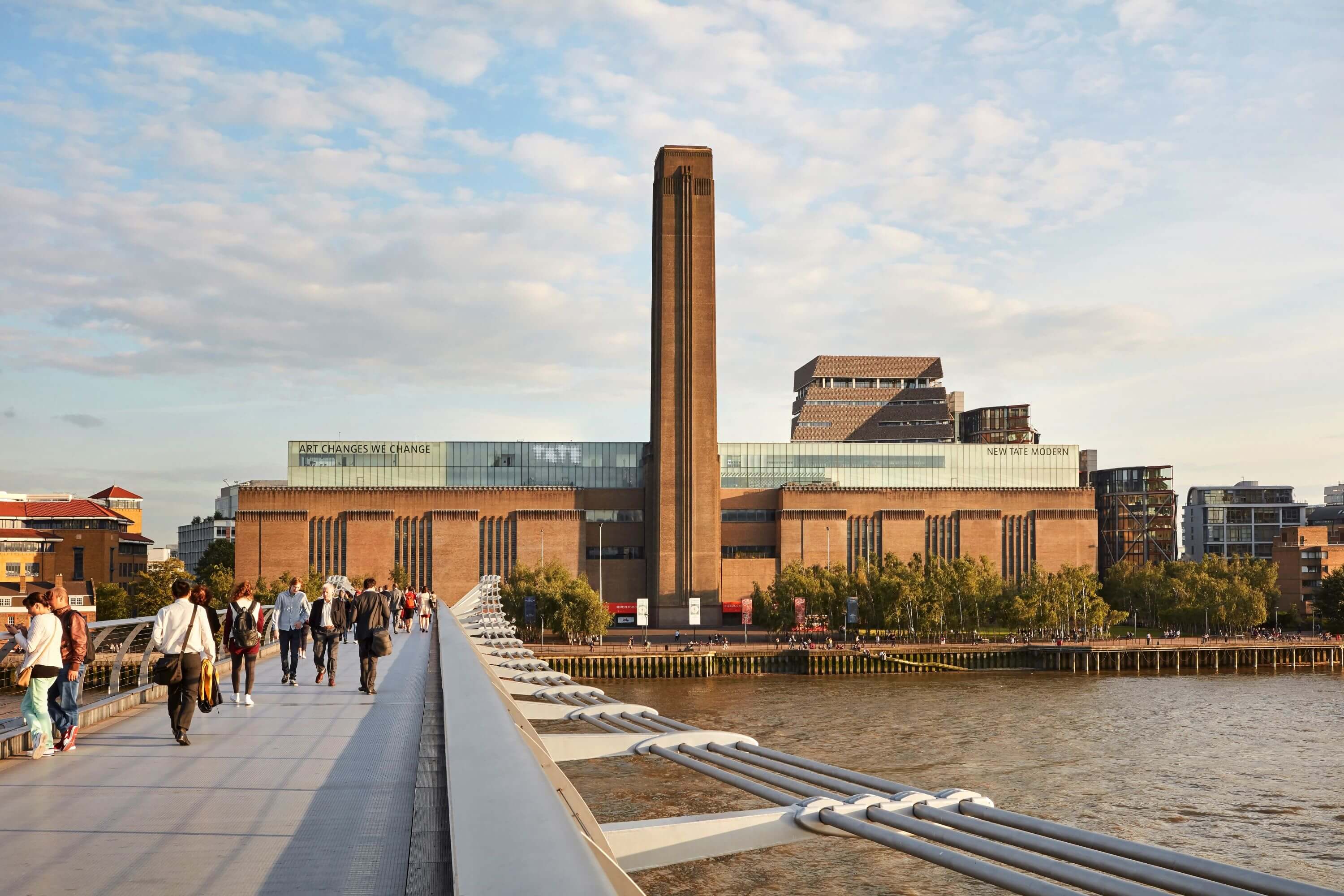位於倫敦市中心的泰德現代美術館（Tate Modern）外觀。圖片取自 Architectural Review