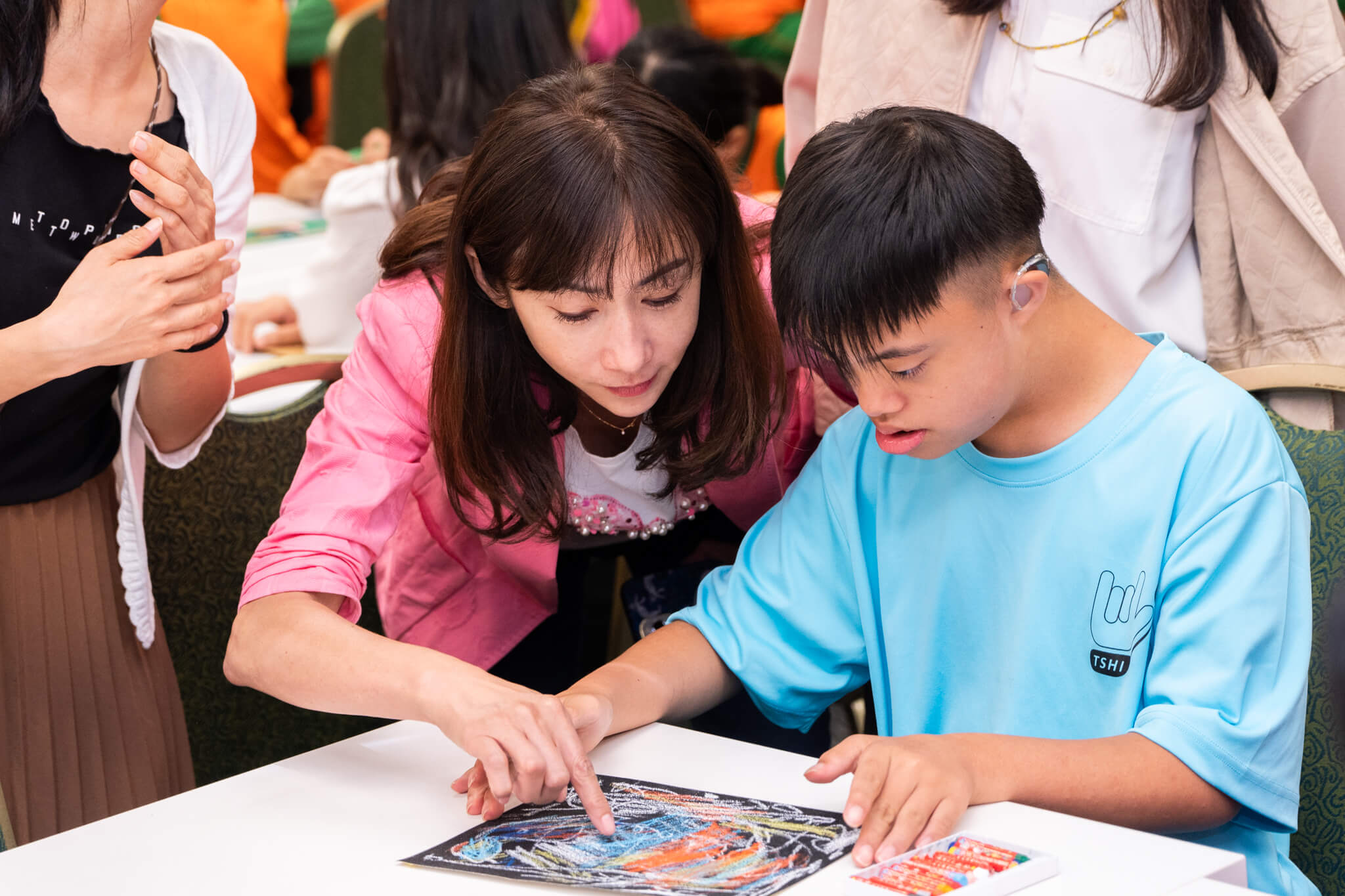 台北市議員許淑華與學生親切互動。圖 / 畫廊協會提供。