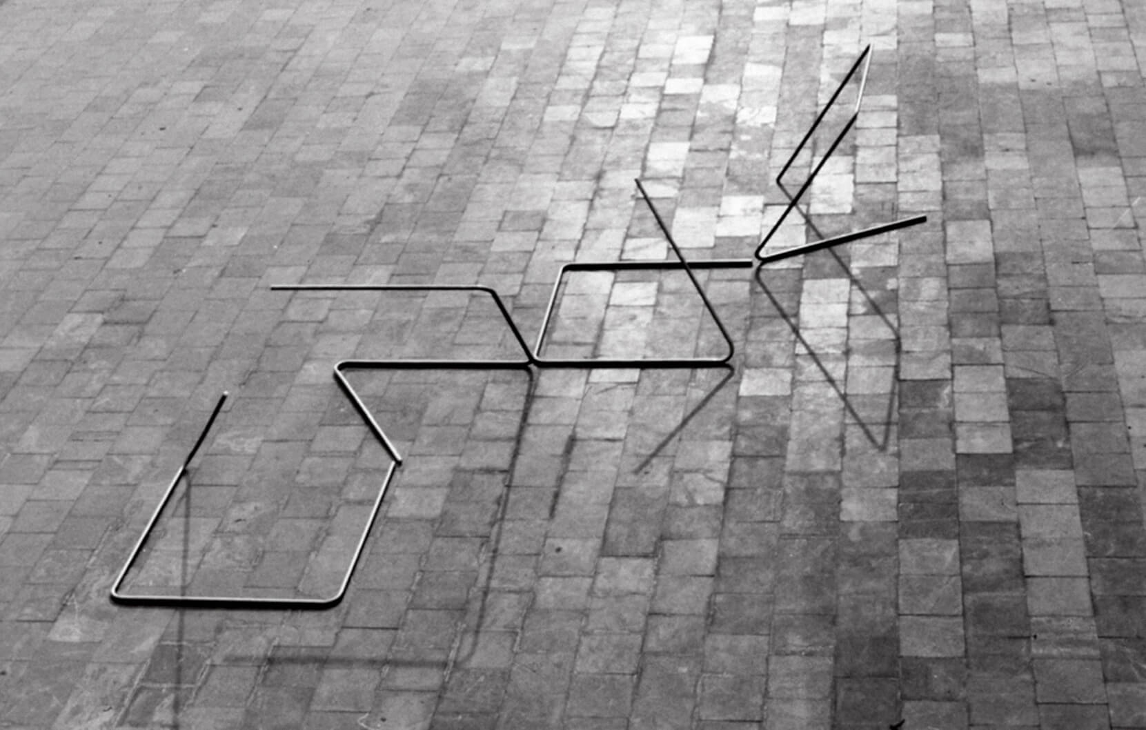 〈來去自如遨遊四方〉，1985，不鏽鋼，尺寸依場地而定，藝術家提供。     