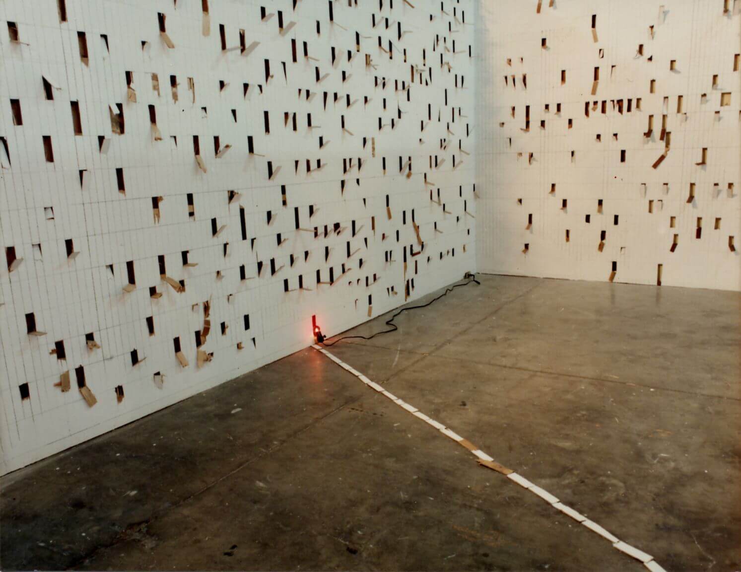 〈逃離現場〉，1992，木材，尺寸依場地而定，藝術家提供。