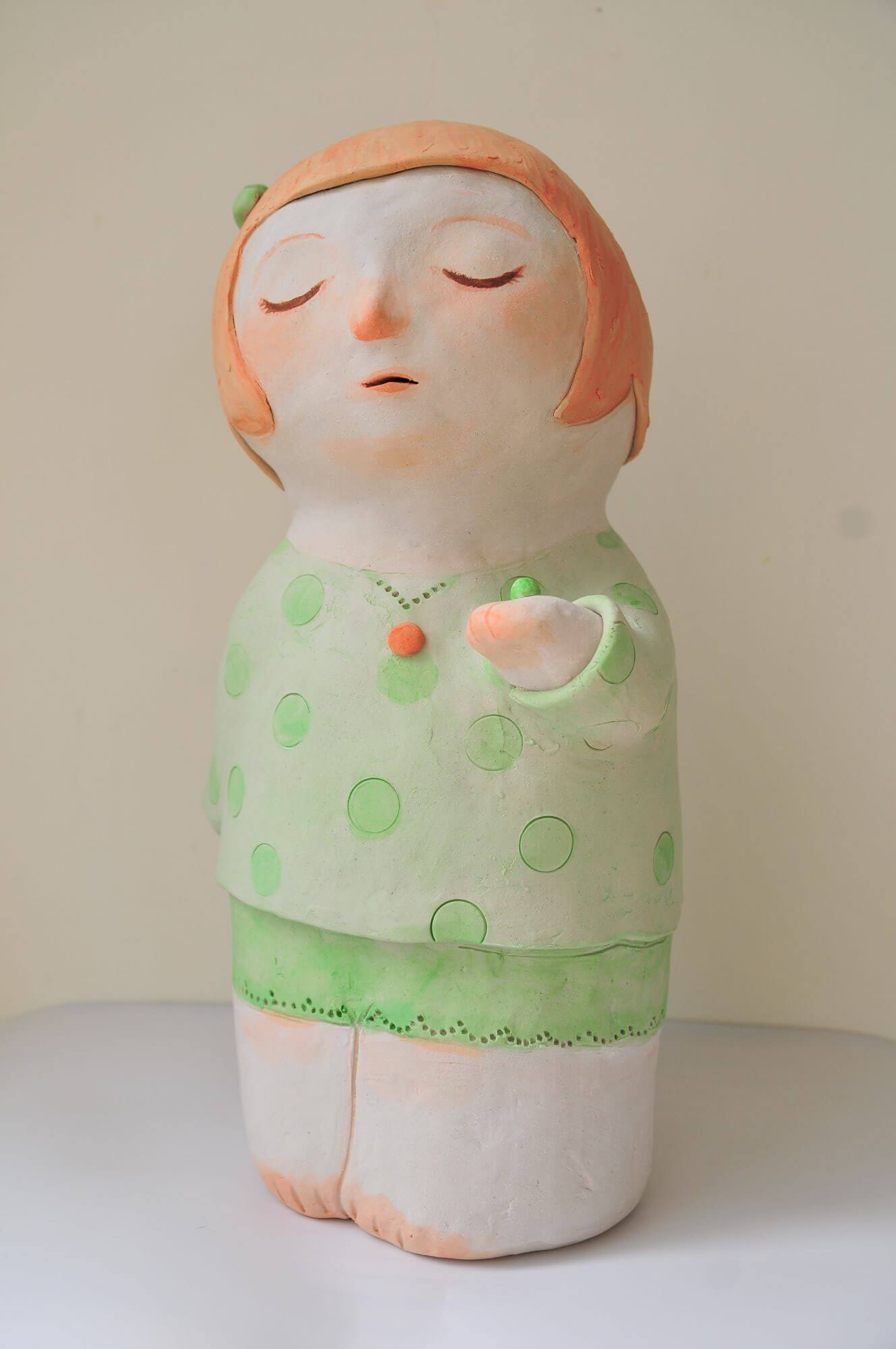〈豌豆公主〉，2023，陶、化妝土、釉藥，17.5 x 39 x 14 cm。圖 / 多納藝術提供