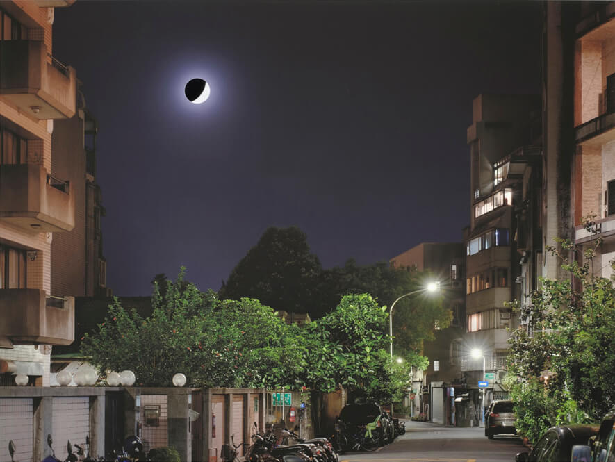 陳姿尹《像素延伸》之〈移除月球〉，2022，藝術微噴、玻璃纖維，輸出112×84×5公分、球體20×20×20公分，圖片藝術家提供。