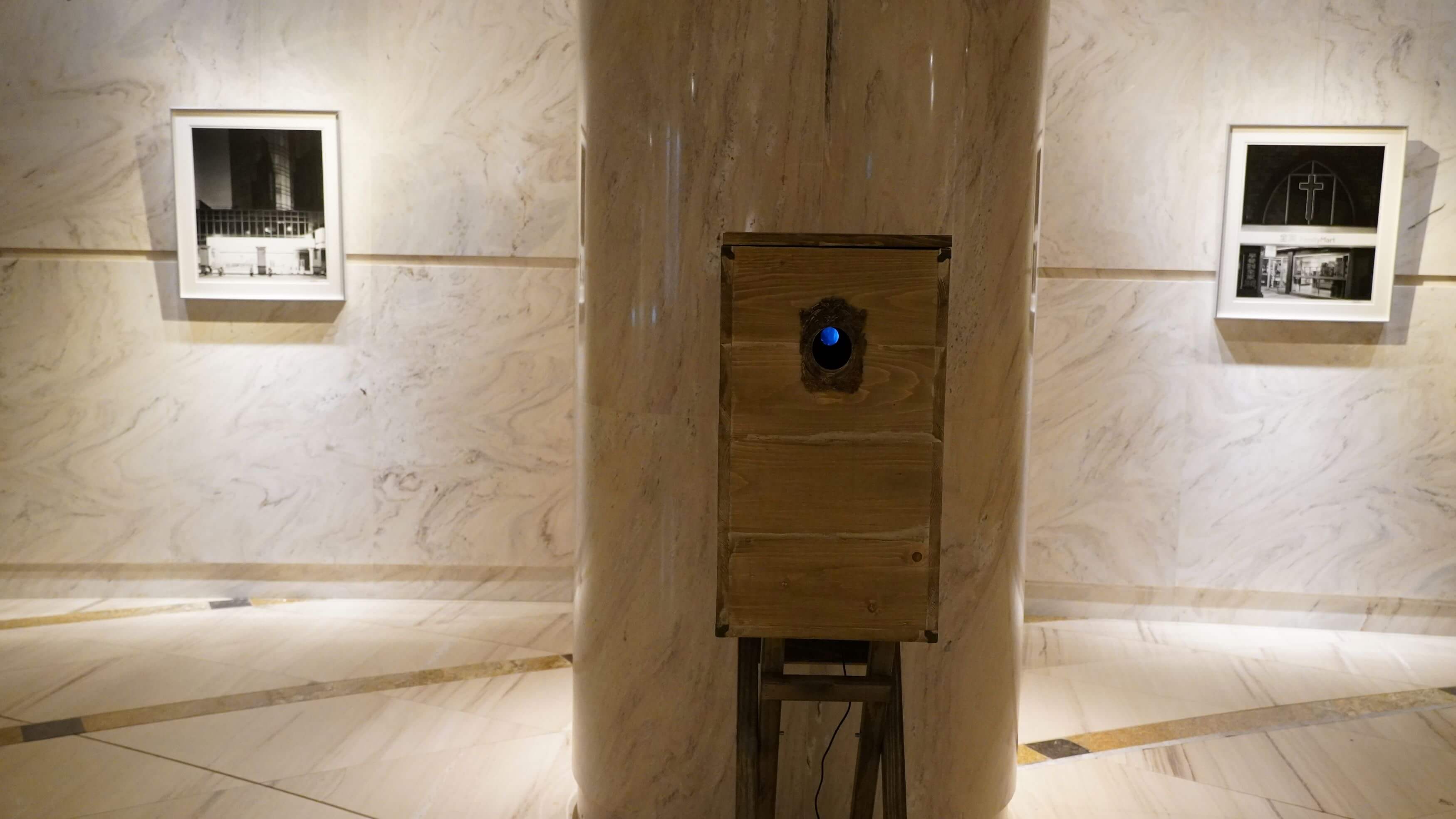 莫怡安展出三件帶有錄像的箱型裝置(前)；江俊德則展出一系列以便利商店為對象的攝影作品(後)。圖/王道銀行教育基金會