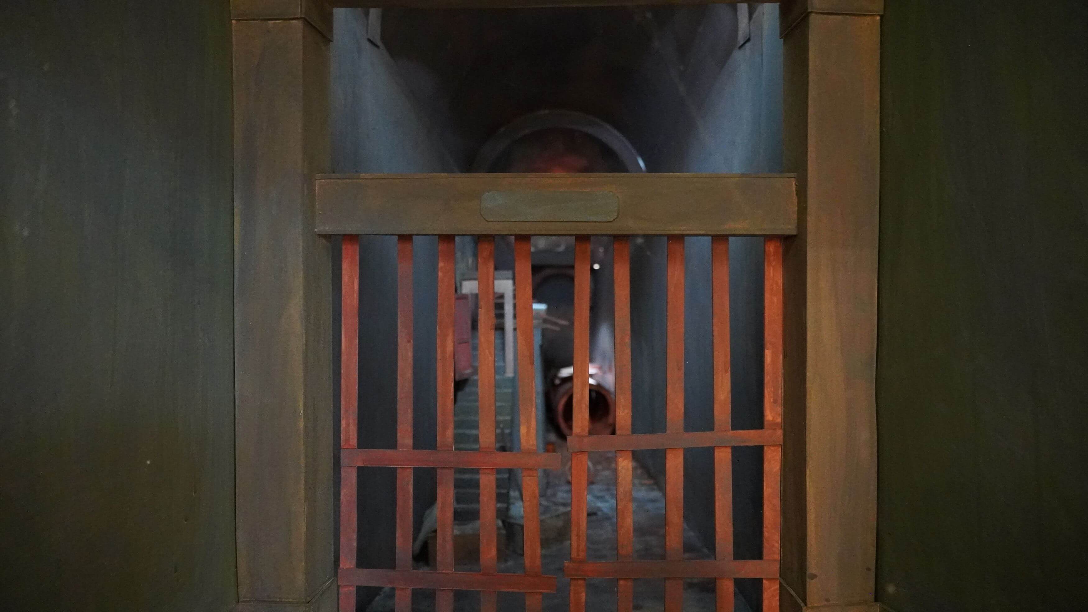 鄧肯‧蒙特弗利用展場樓梯下方空間現地製作的《Under the Stairs 1》，彷彿一座微型的室內廢墟。圖/王道銀行教育基金會