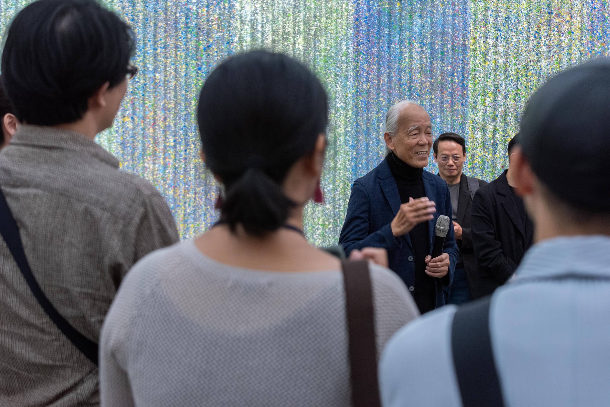 高美館《江賢二2023個展》開幕，藝術家江賢二（中）與觀展者分享創作理念。攝影 / 林宏龍，圖 / 高雄市立美術館提供