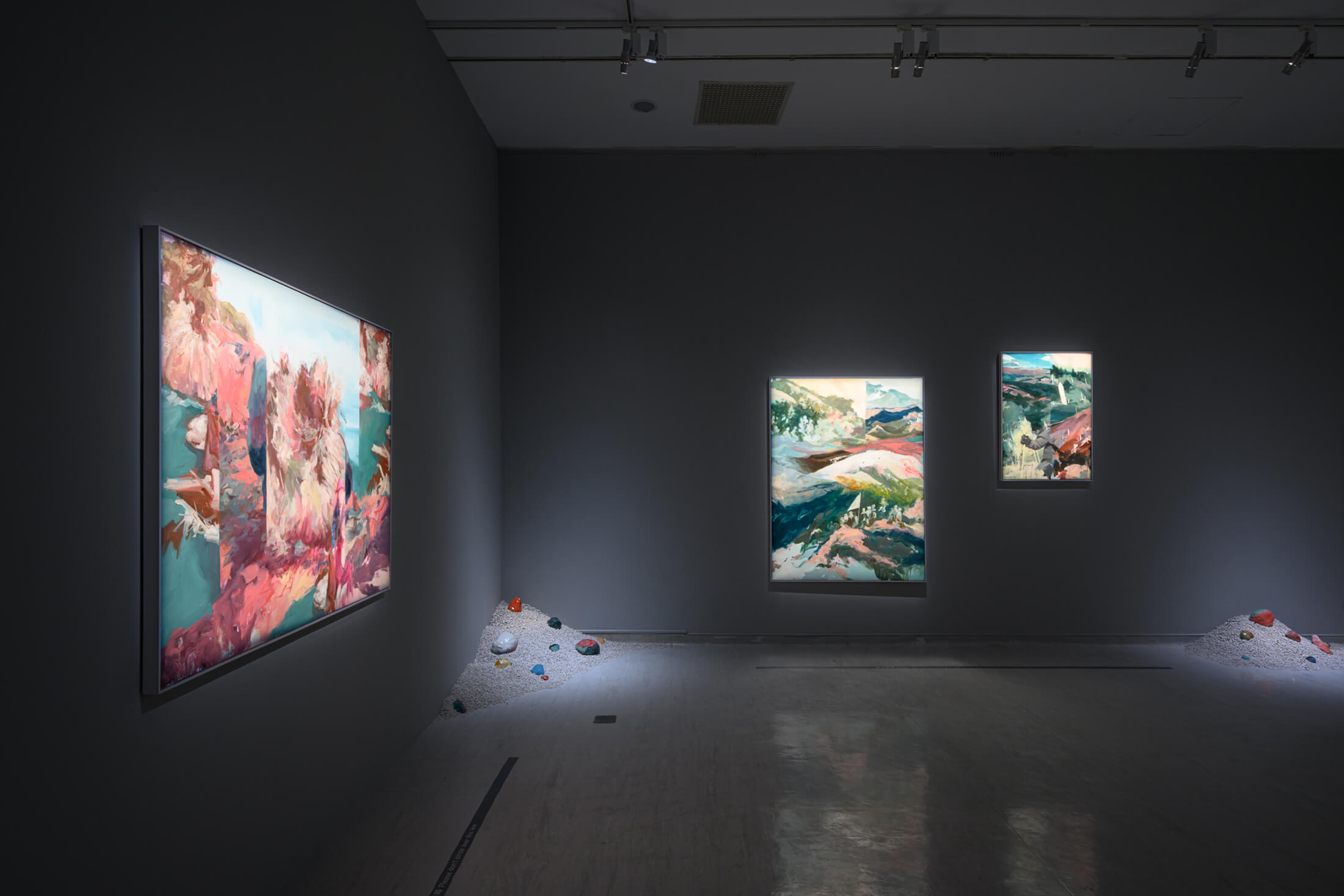 「地緣詩學—瀕危世界的多變特質」展至2024年3月10日，臺灣藝術家黃沛涵〈青年活動〉繪畫系列與〈卵石系列〉展示現場。