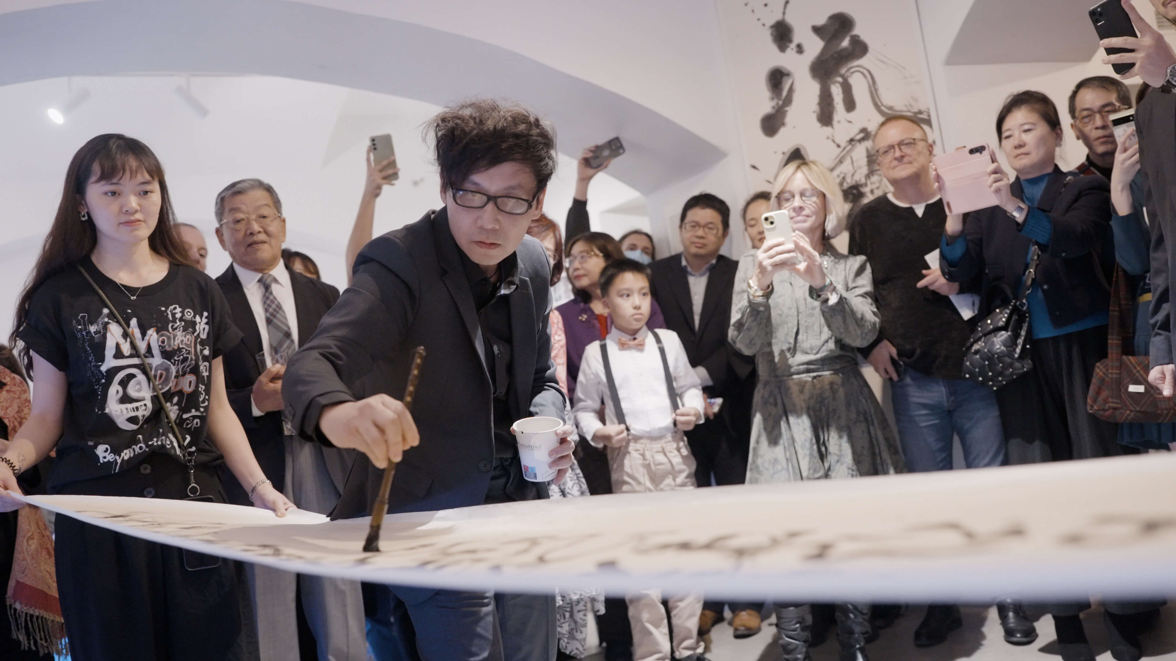 捷克布拉格首見台灣當代水墨書畫個展：蕭一凡《生成／混沌：書寫的零度》Beyond The Ink 卡夫卡故居畫廊 圓滿落幕