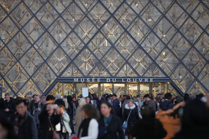 在震驚全球的珠寶竊盜案之後，法國巴黎羅浮宮博物館宣布一項耗資 8,000 萬歐元的最新安全設備總體規劃「SDES」