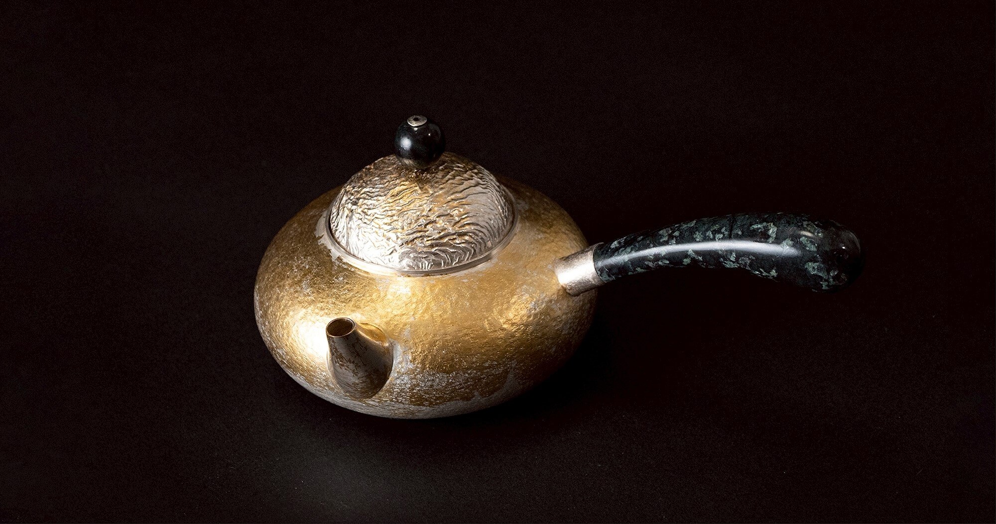 金工藝術家趙丹綺個展《金烏·焱皴》於富貴美術館登場，以火書寫紋理