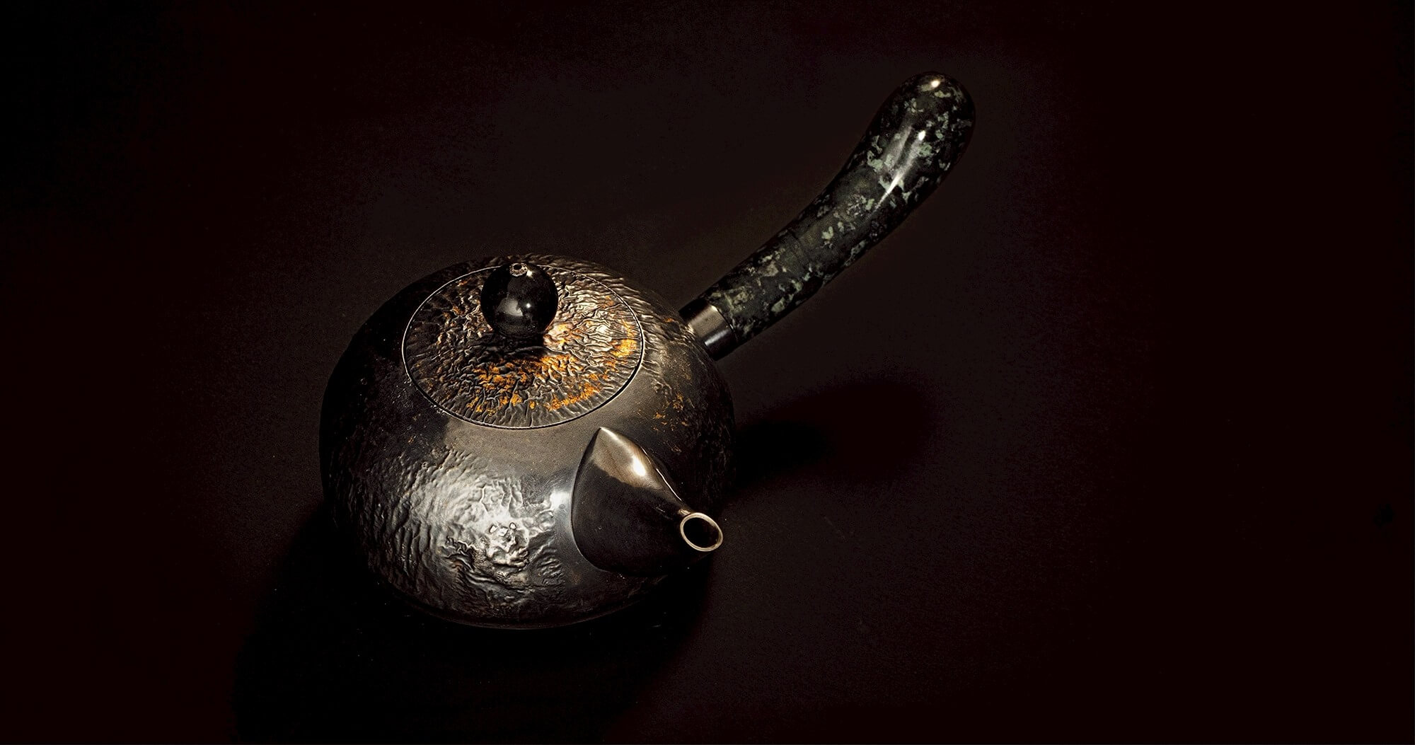金工藝術家趙丹綺個展《金烏·焱皴》於富貴美術館登場，以火書寫紋理