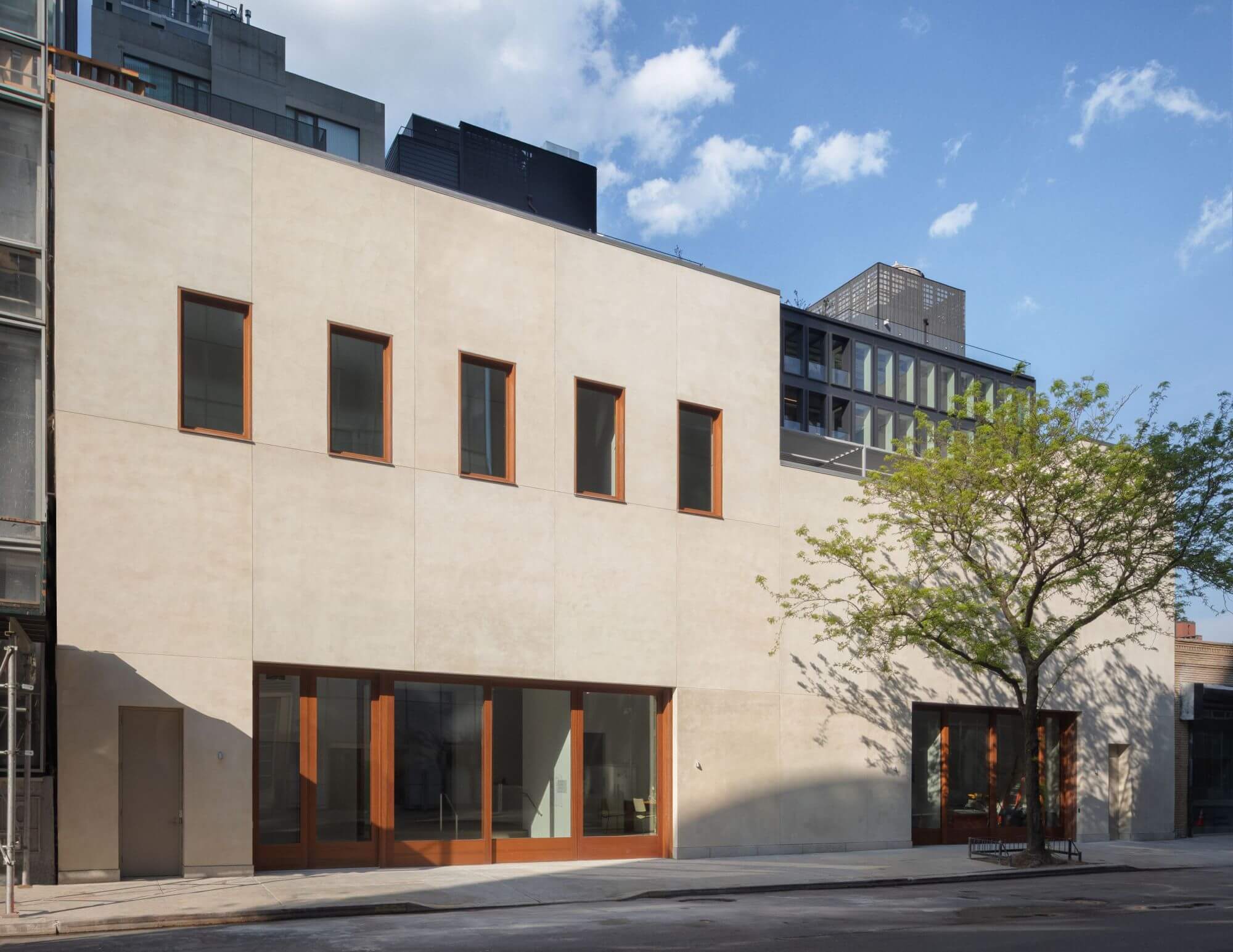 美國上百間畫廊、美術館集體閉館，聲援反 ICE 大罷工：一次看懂移民執法爭議、衝突導火線、抗議行動